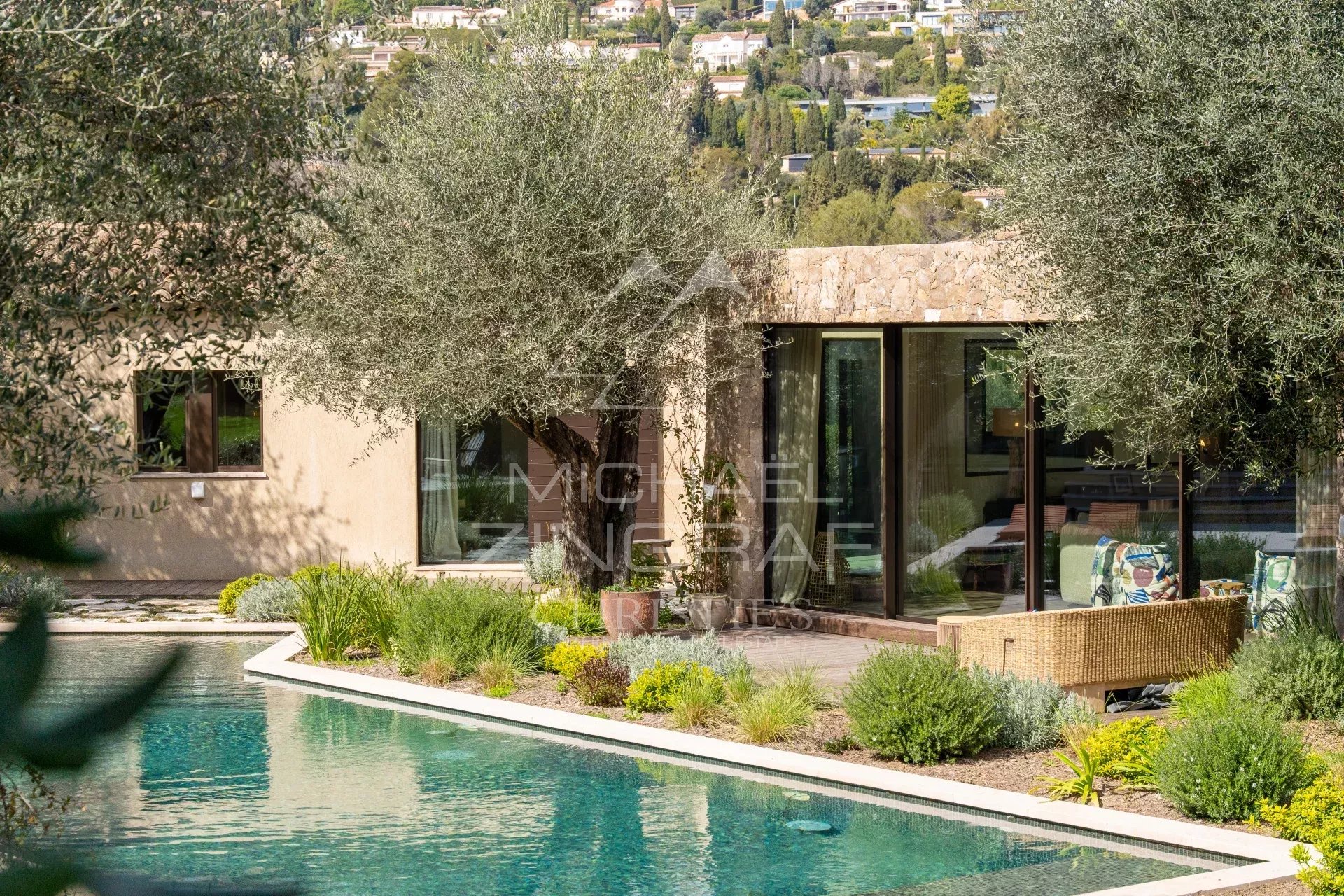 In der Nähe von Cannes – Hervorragende Villa mit Charme und moderner Ausstattung – 5/6 Schlafzimmer