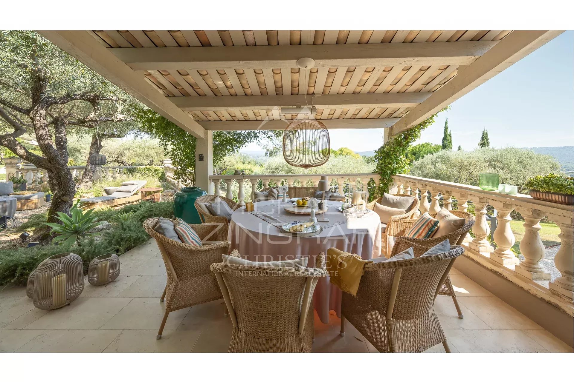 Propriété d’exception rénovée avec élégance – Vue panoramique & prestations haut de gamme