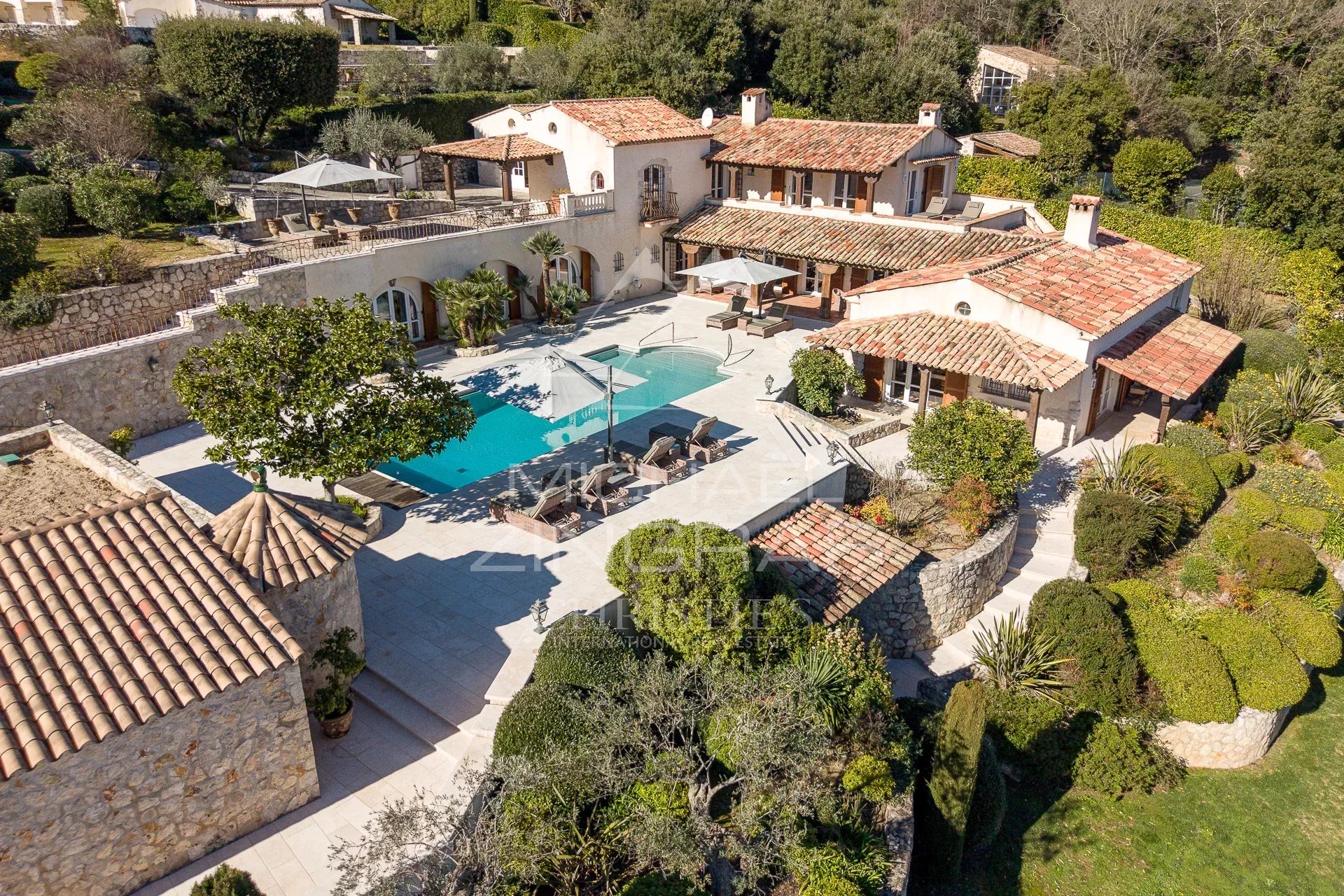 Near Saint-Paul-de-Vence: Superb Property in a Gated Estate