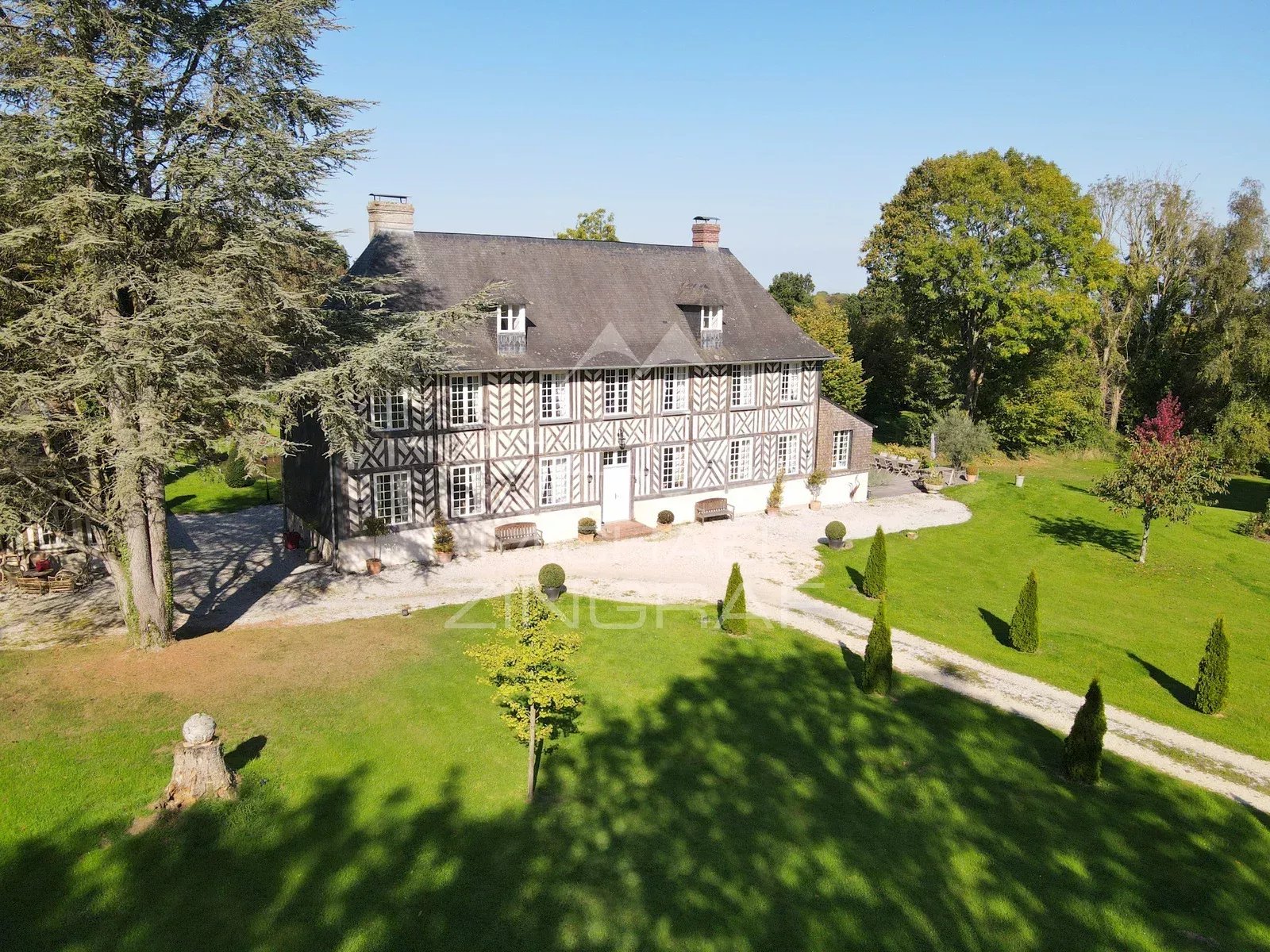 Manoir et dépendances a proximité de la mer