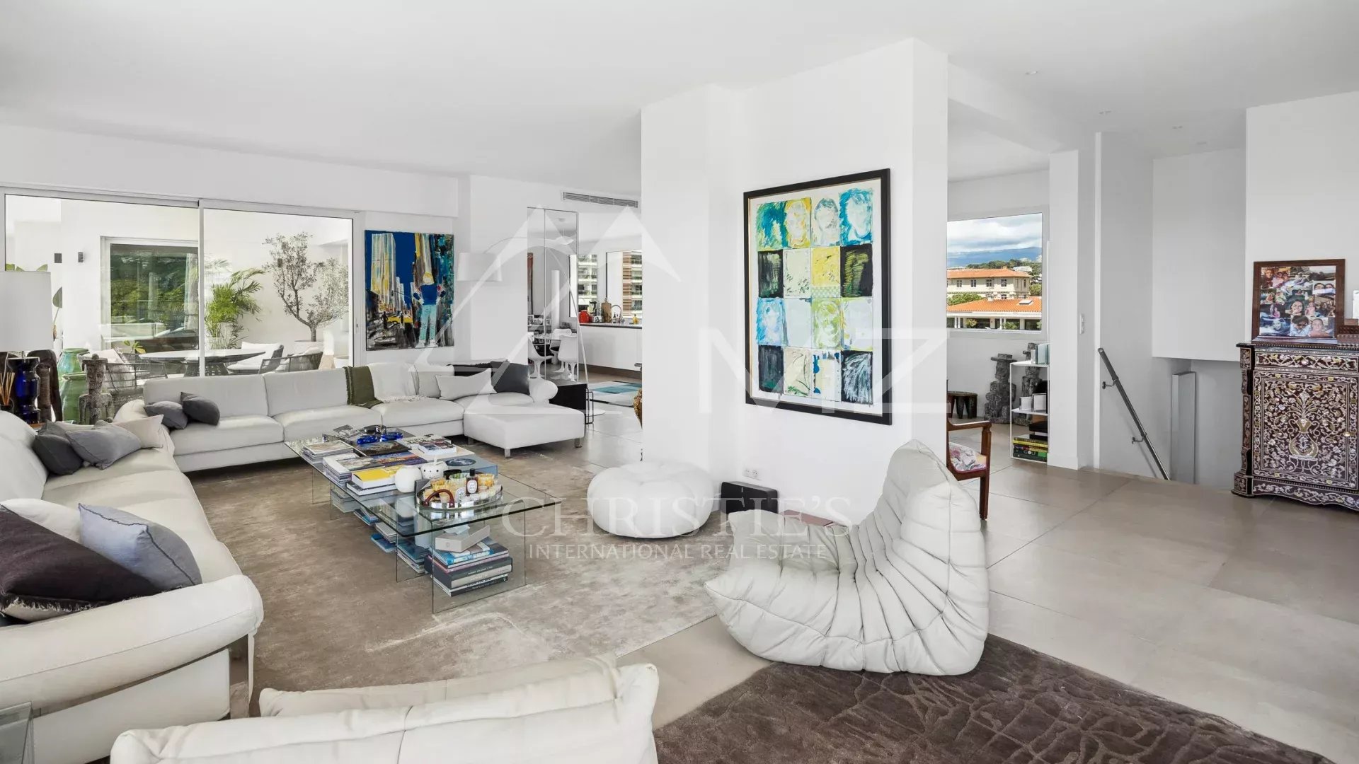 SOLE AGENT: 15 minutes walk from the city center, discover this exceptional roof villa