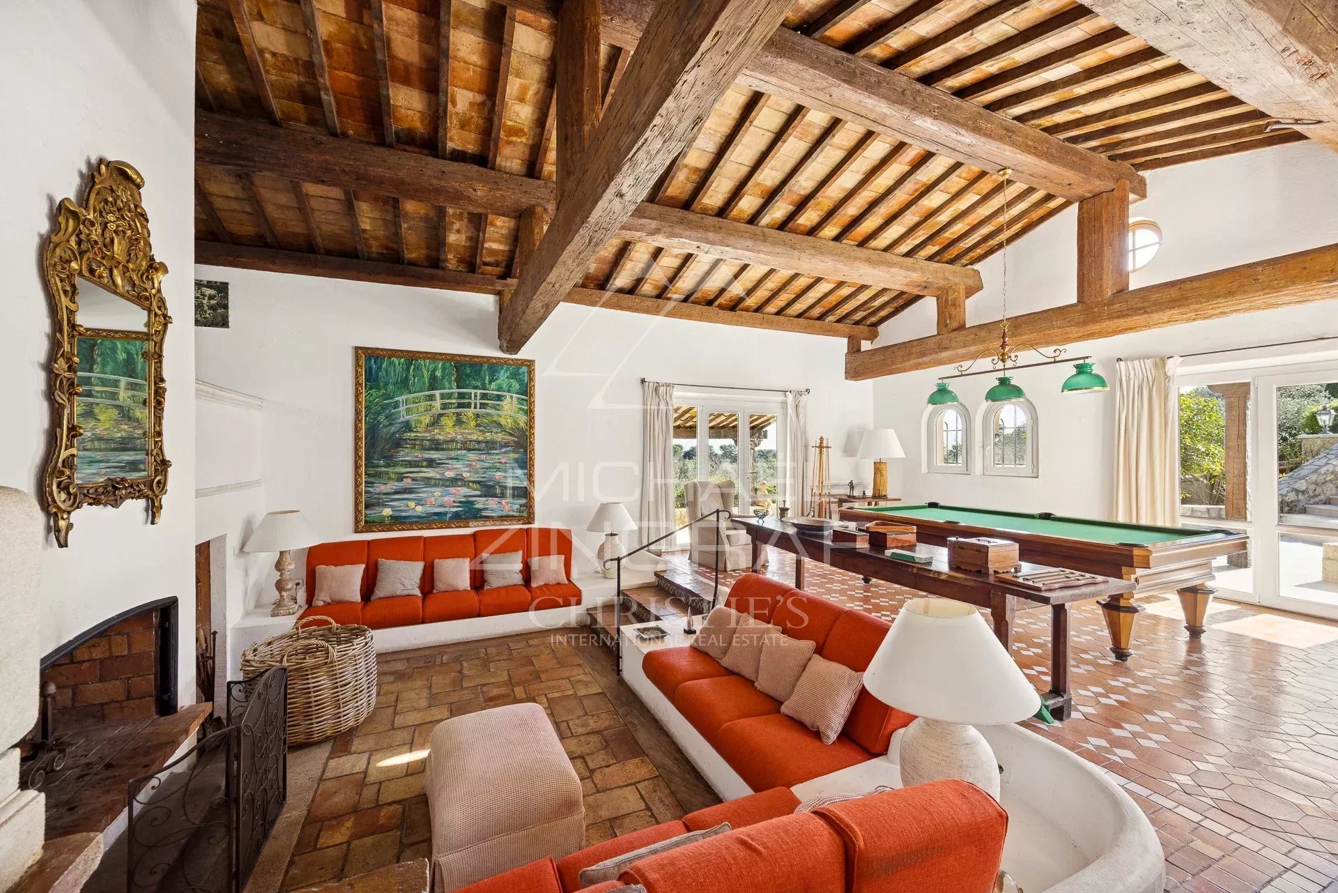 Near Saint-Paul-de-Vence: Superb Property in a Gated Estate