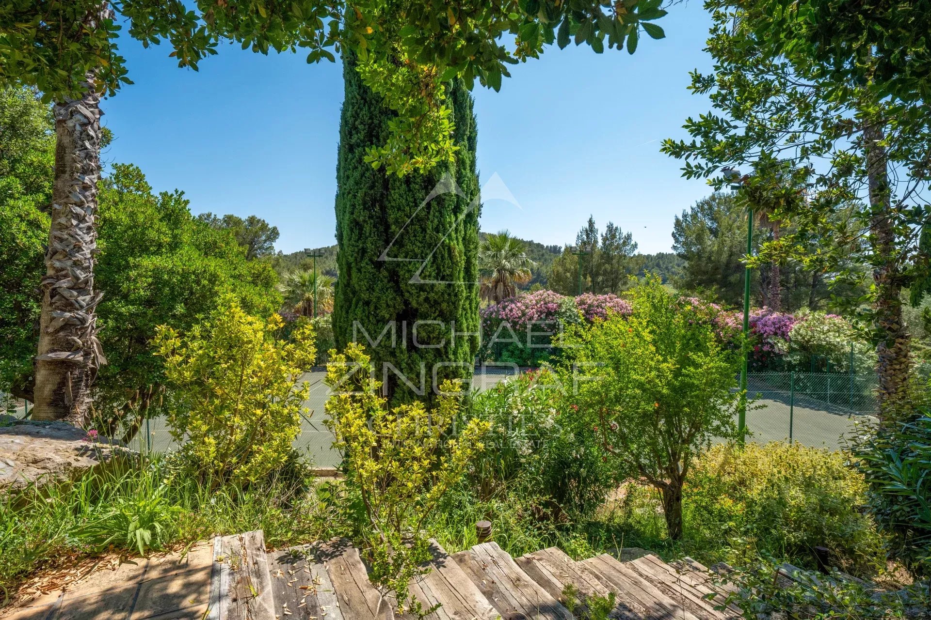 Exclusivité sur St-Cyr-sur-Mer Propriété avec piscine et tennis