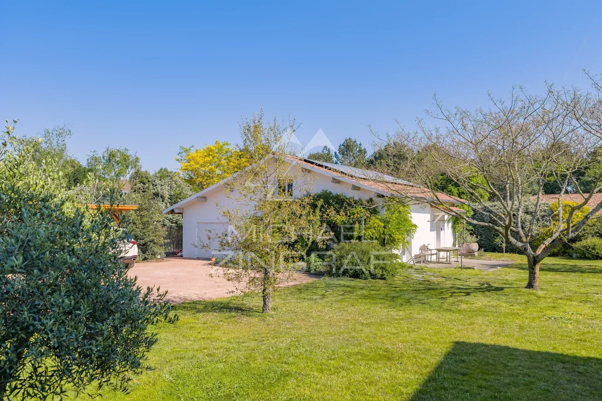 n Mimizan, on the edge of the forest, a unique property