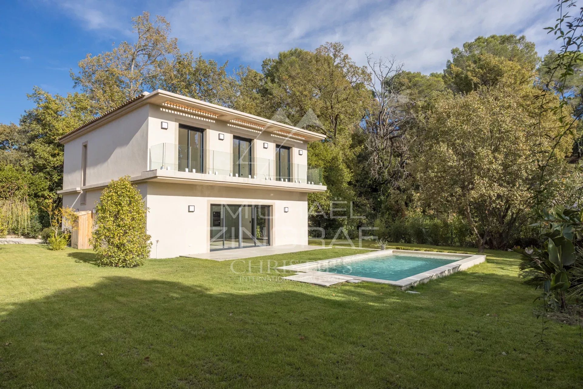 Contemporary villa in a quiet gated domain