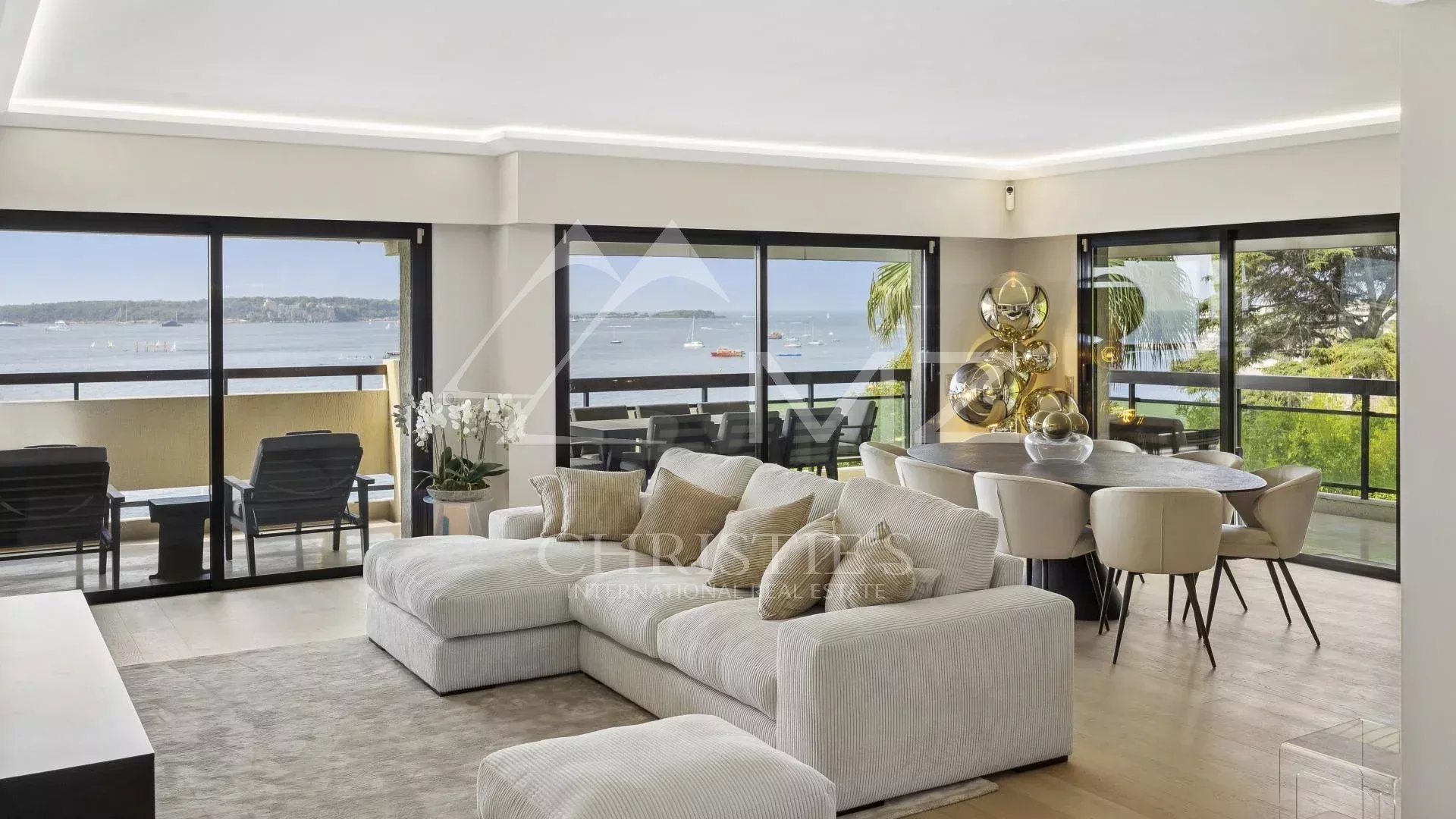 Magnificent contemporary apartment with a magical sea view