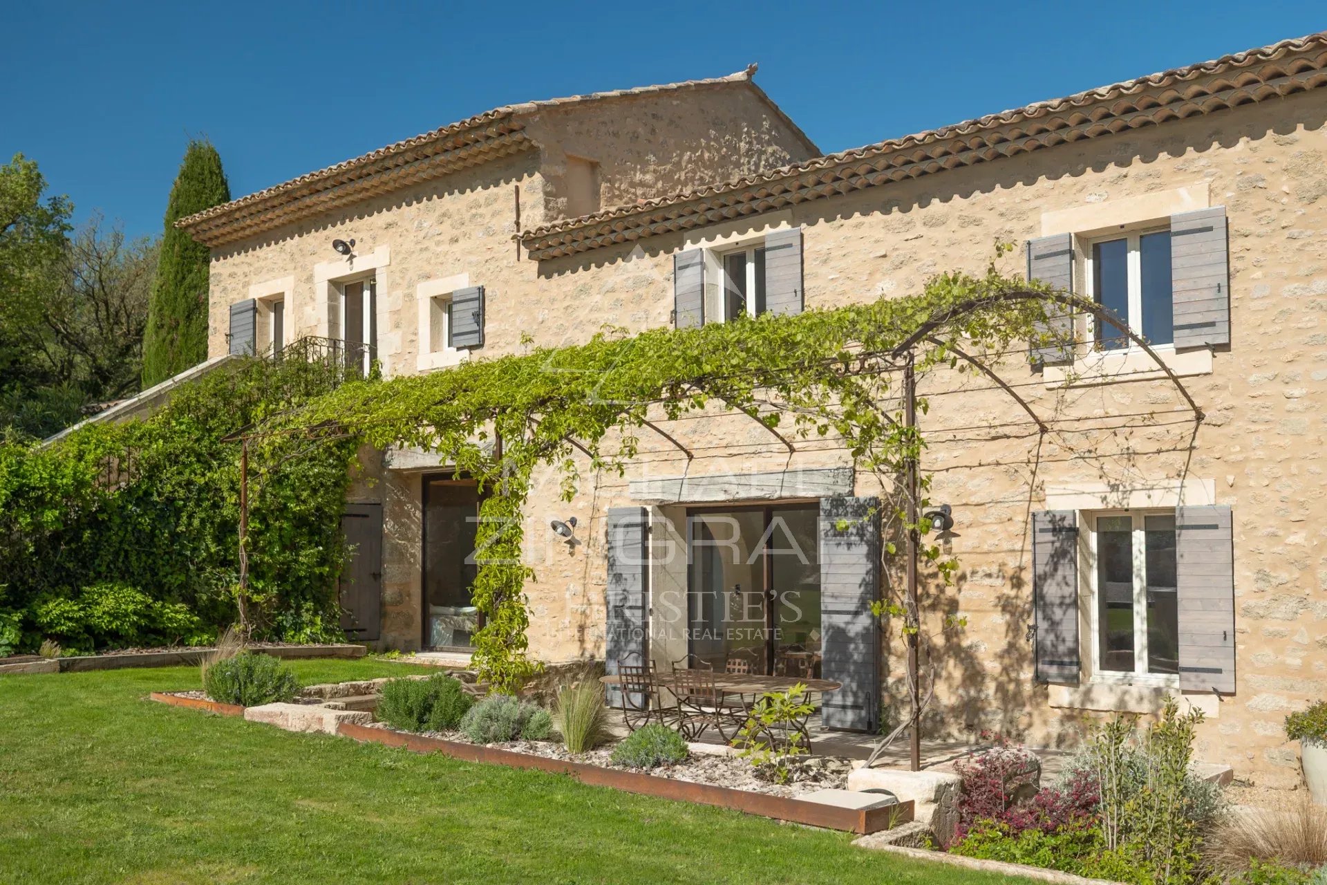 A stunning, fully renovated farmhouse on 2.6 hectares of land with a swimming pool.