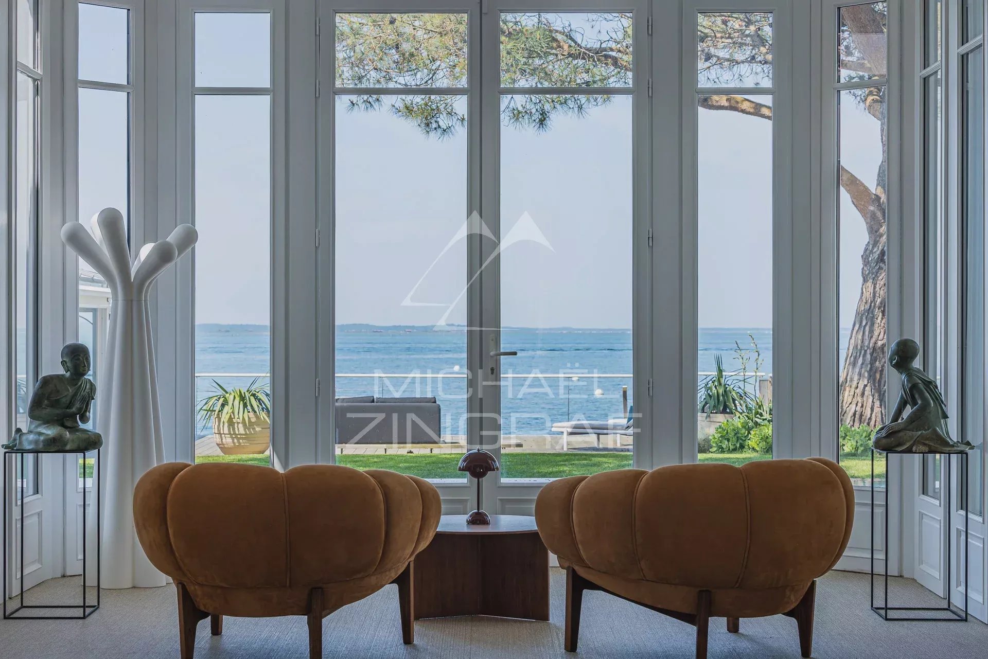 Exceptional beachfront villa in Arcachon