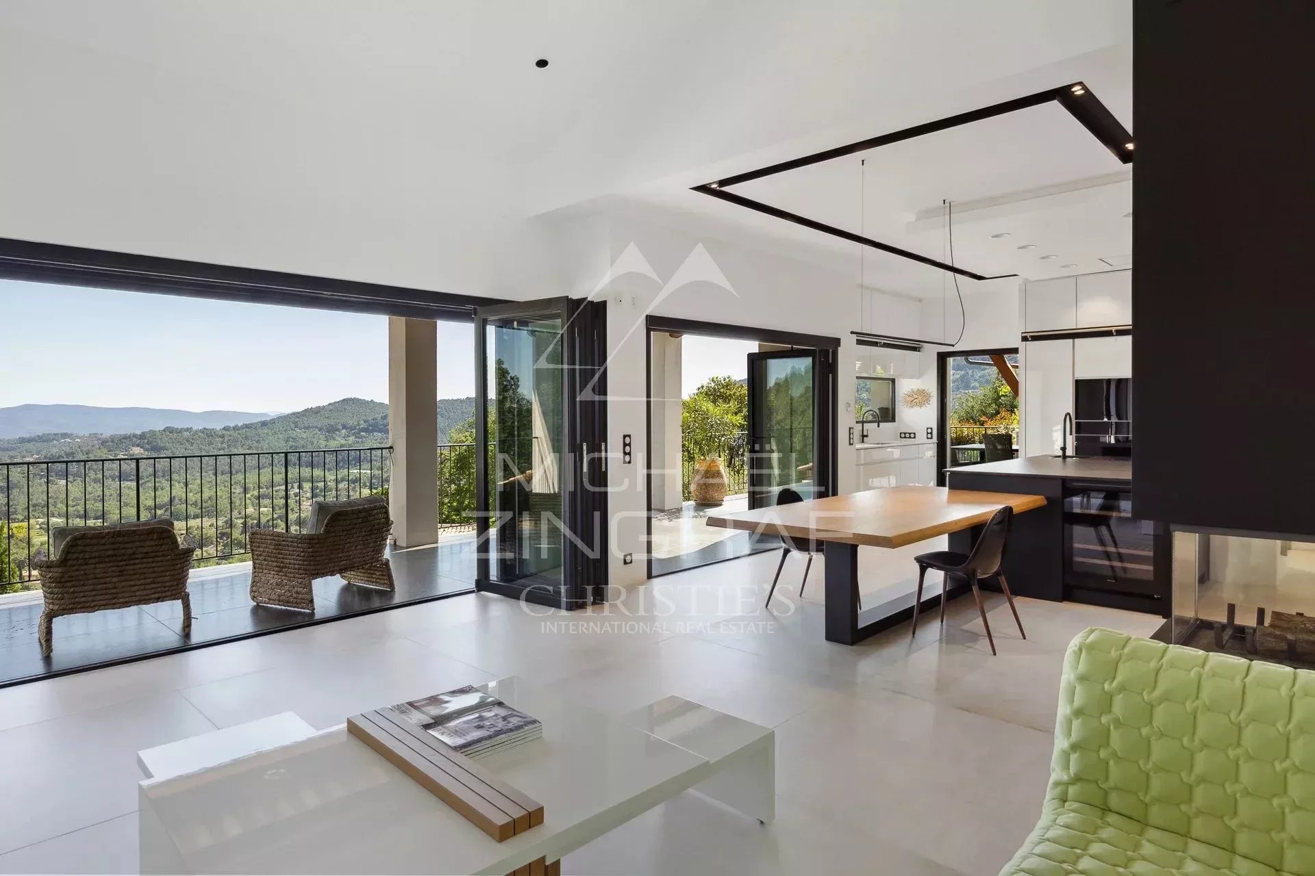 Domaine d’exception composé de trois maisons à proximité du village