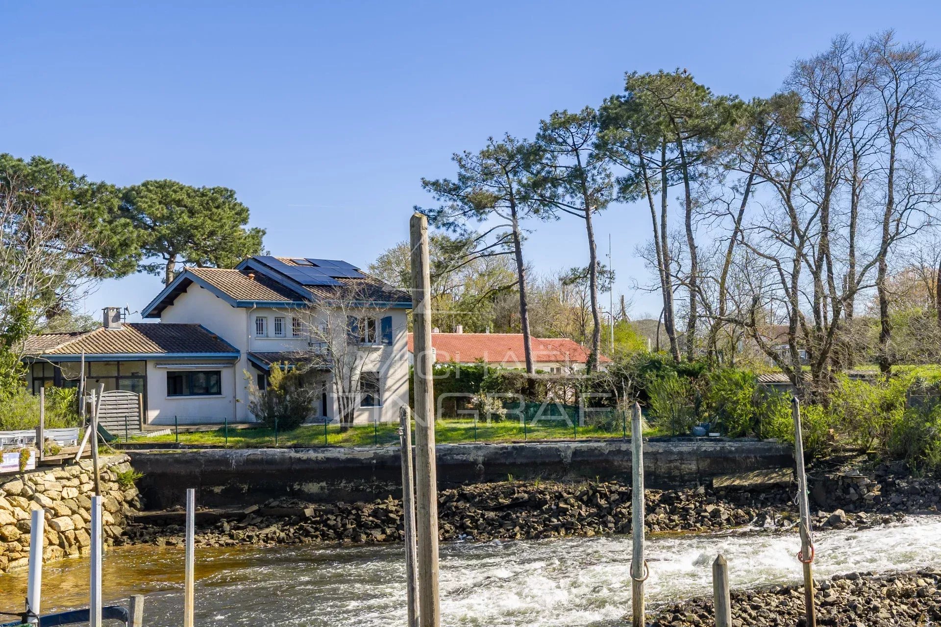 Une villa d'architecte dans un décor authentique au Port de la Hume