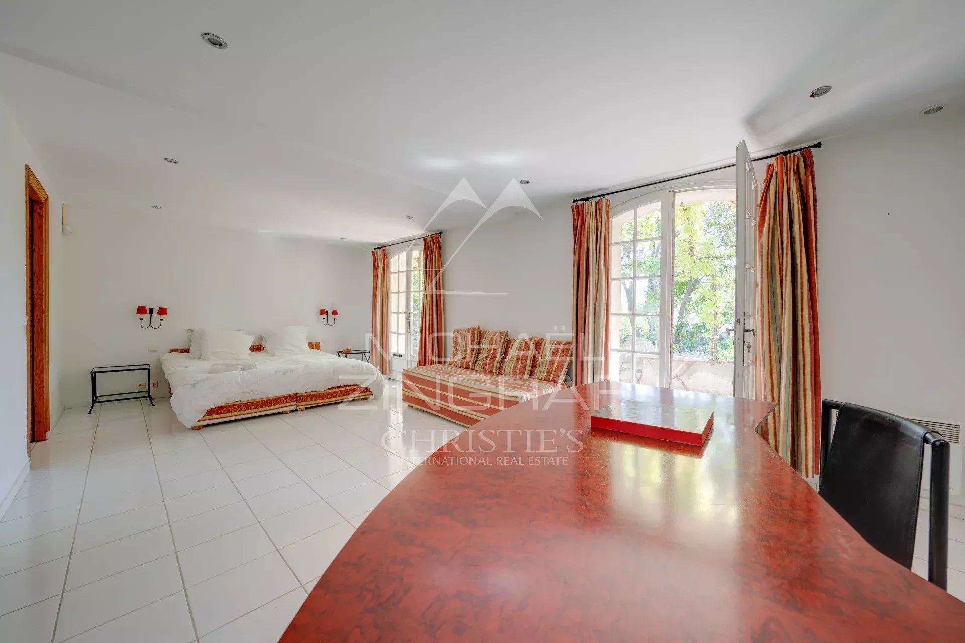 Exclusivité sur St-Cyr-sur-Mer Propriété avec piscine et tennis