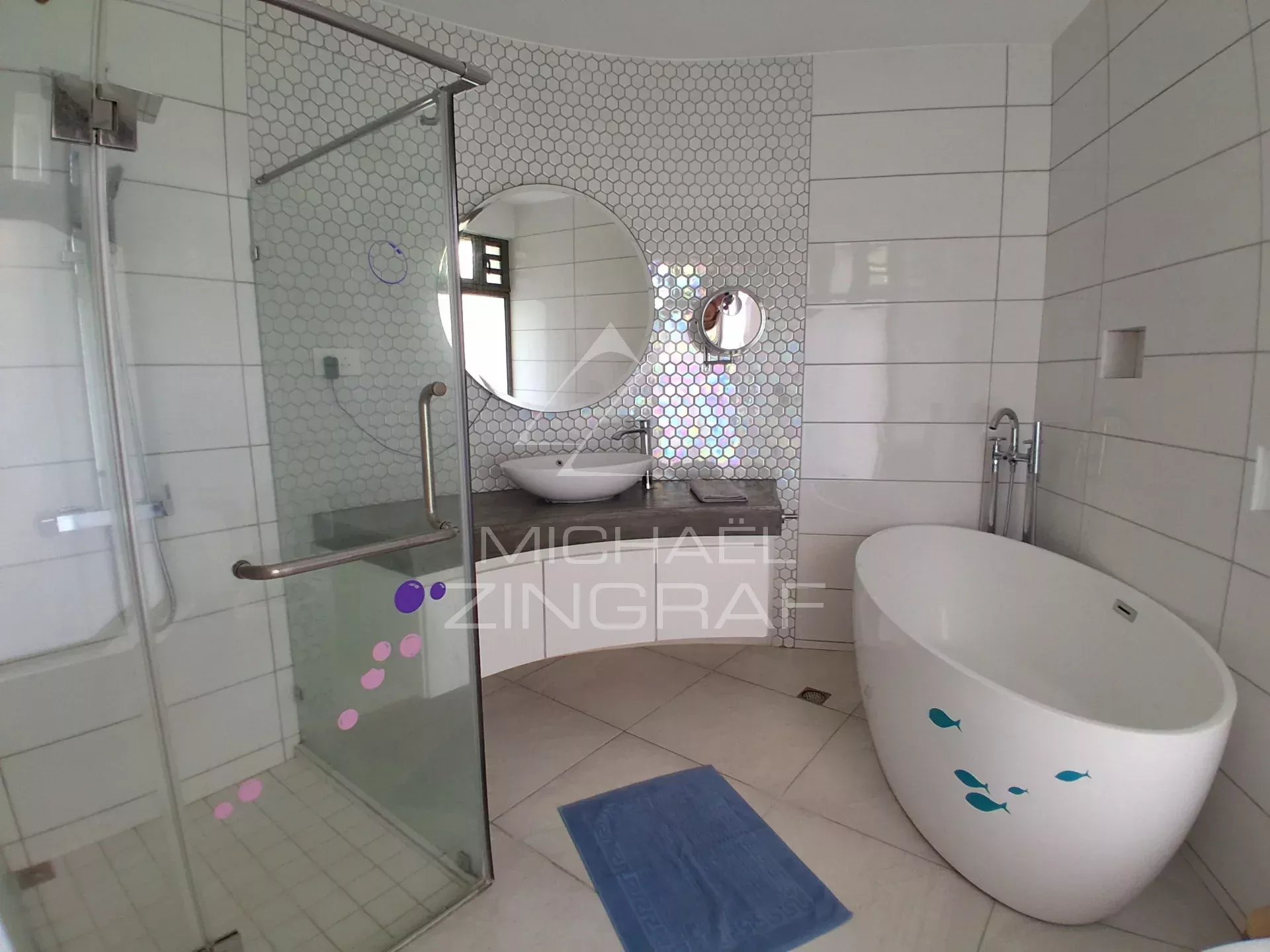 Villa familiale avec salle de sport, jardin arboré et piscine privée