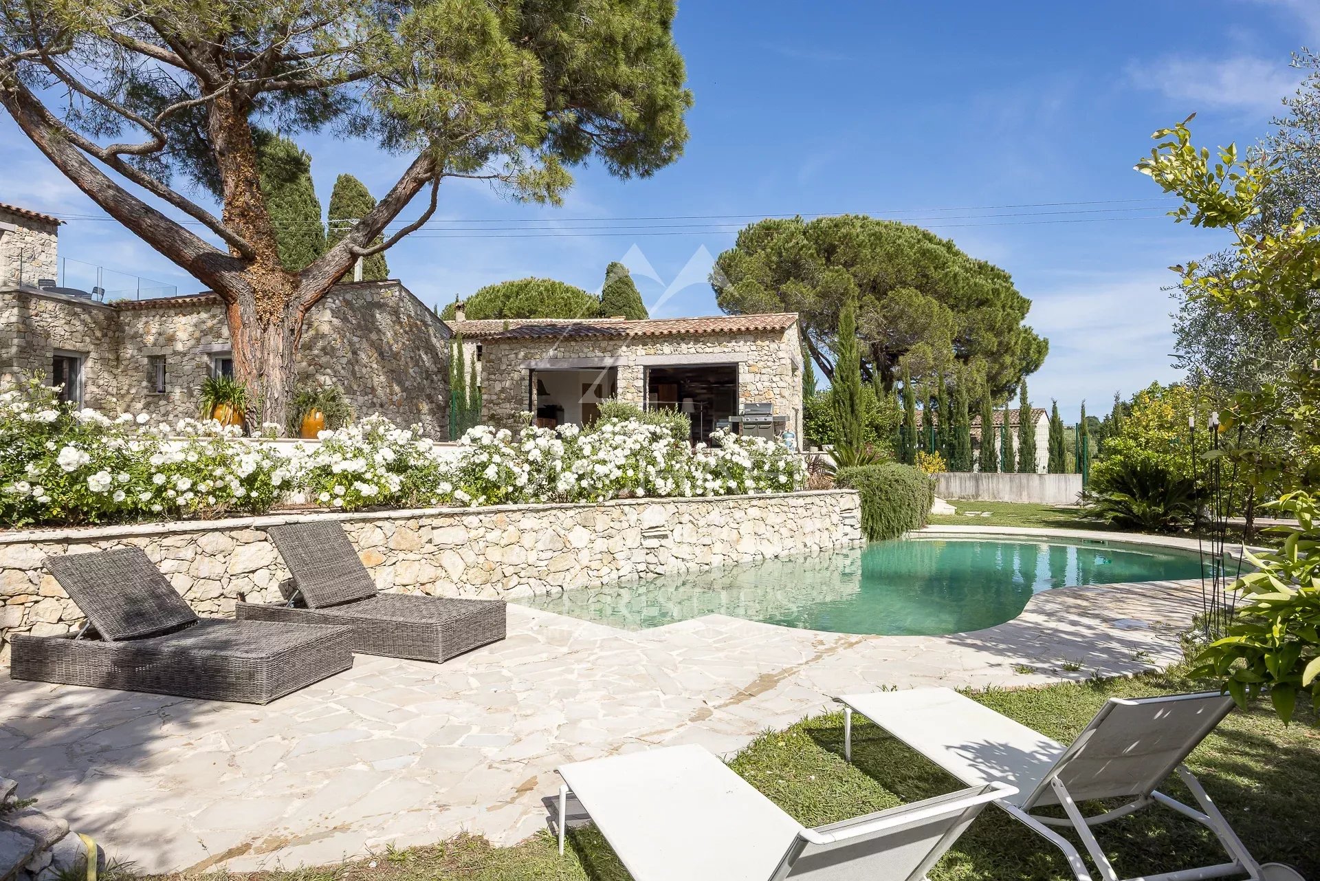 Élégante bastide rénovée à pied du village de Saint-Paul-de-Vence