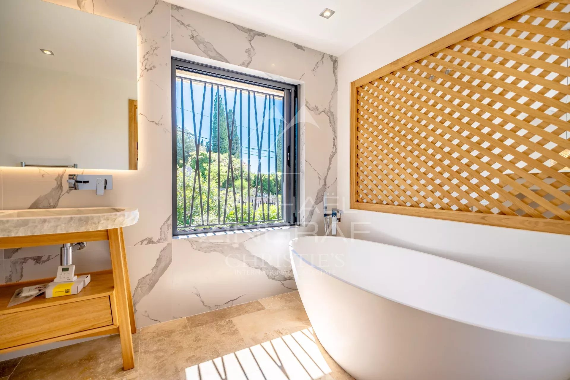 Villa Sainte-Maxime - Moderne Raffinesse mit Meerblick.