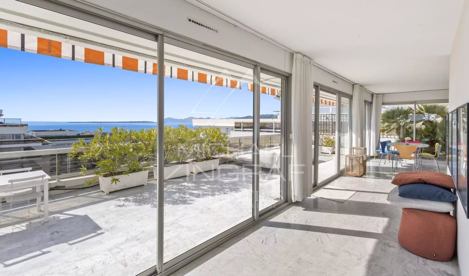 JUAN-LES-PINS – Rostagne : Villa sur le toit avec vue mer panoramique