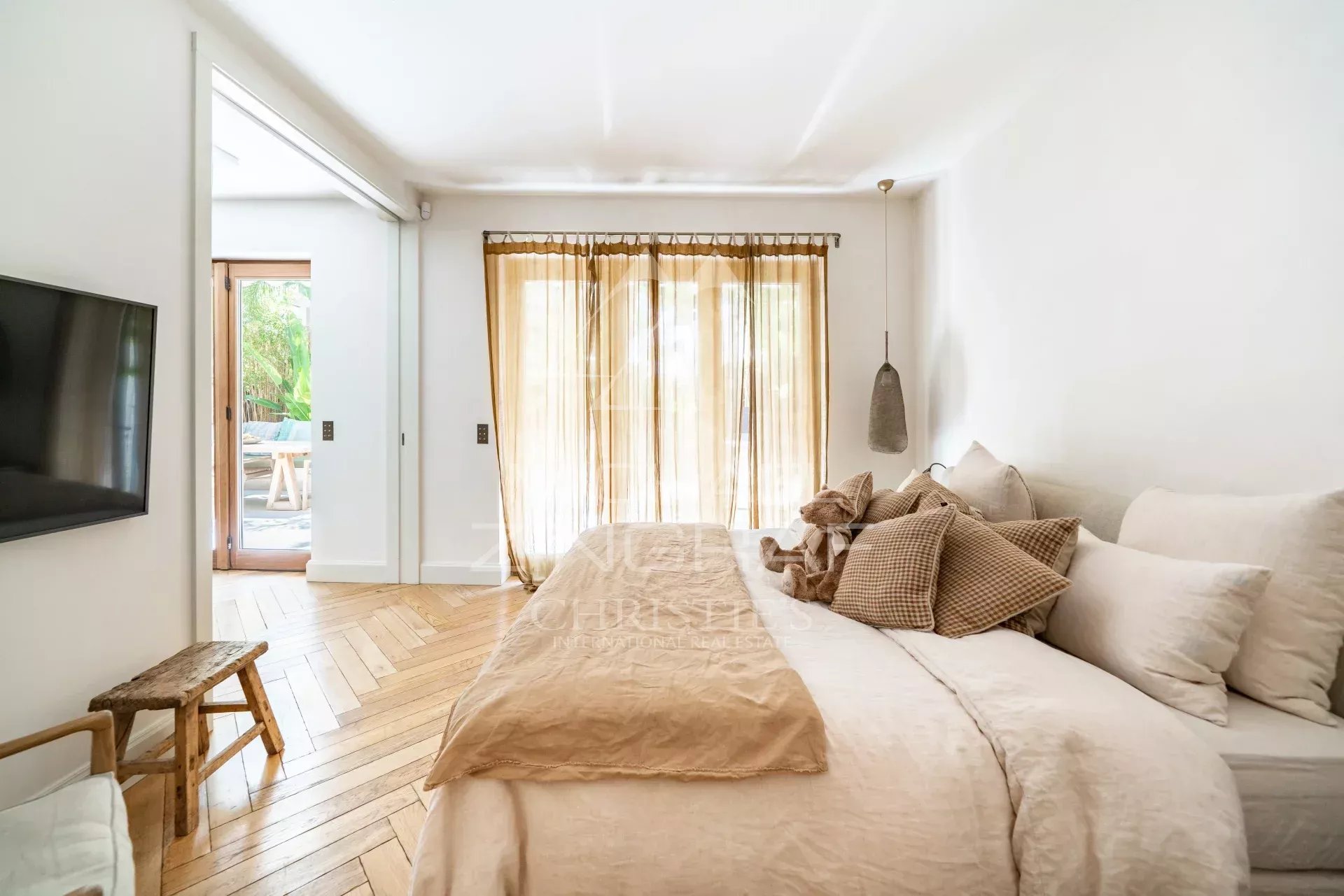 Cannes – Proche Croisette – Élégant rez-de-jardin avec piscine privative