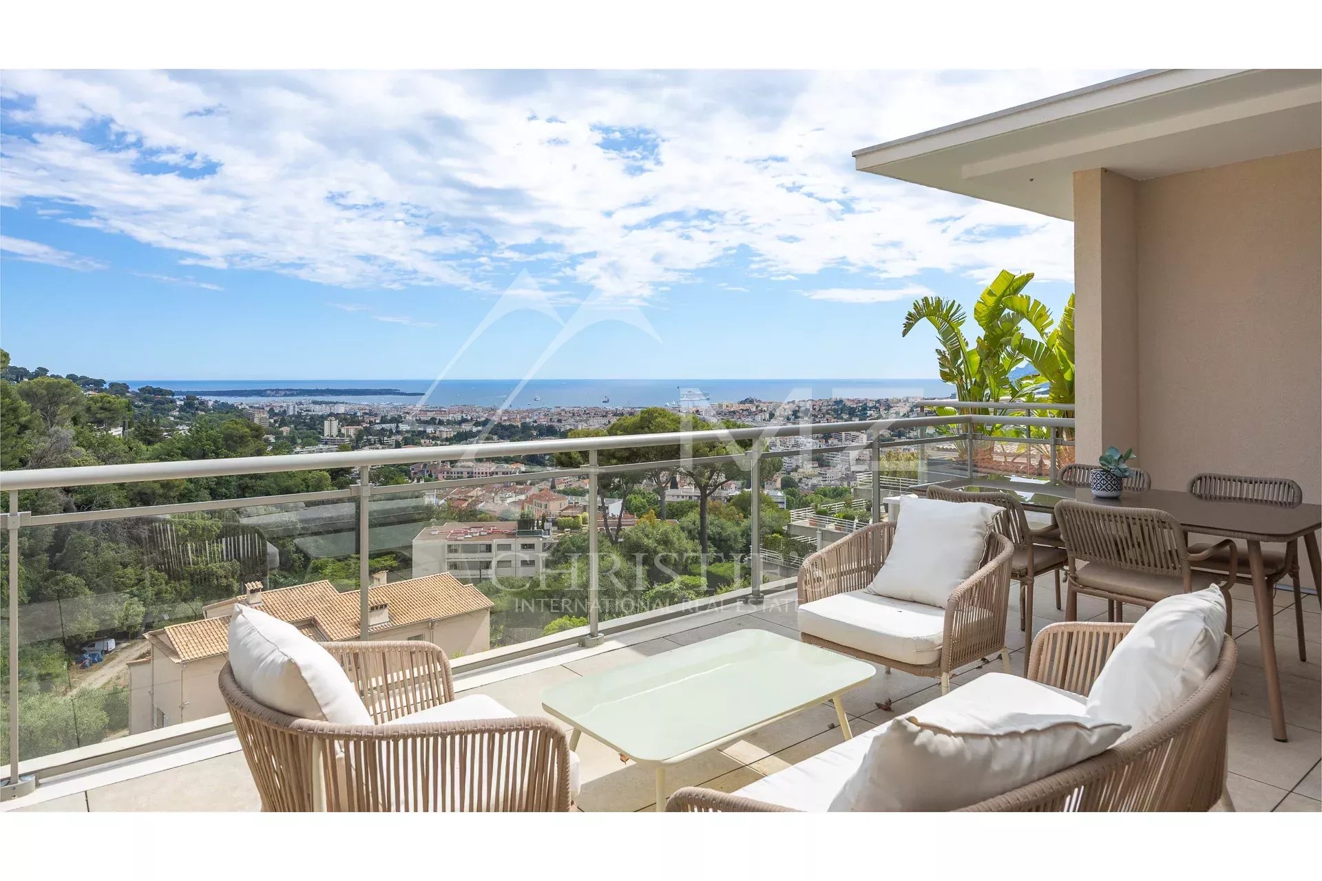 Ideally located, 4 rooms with sea view and islands of Lérins