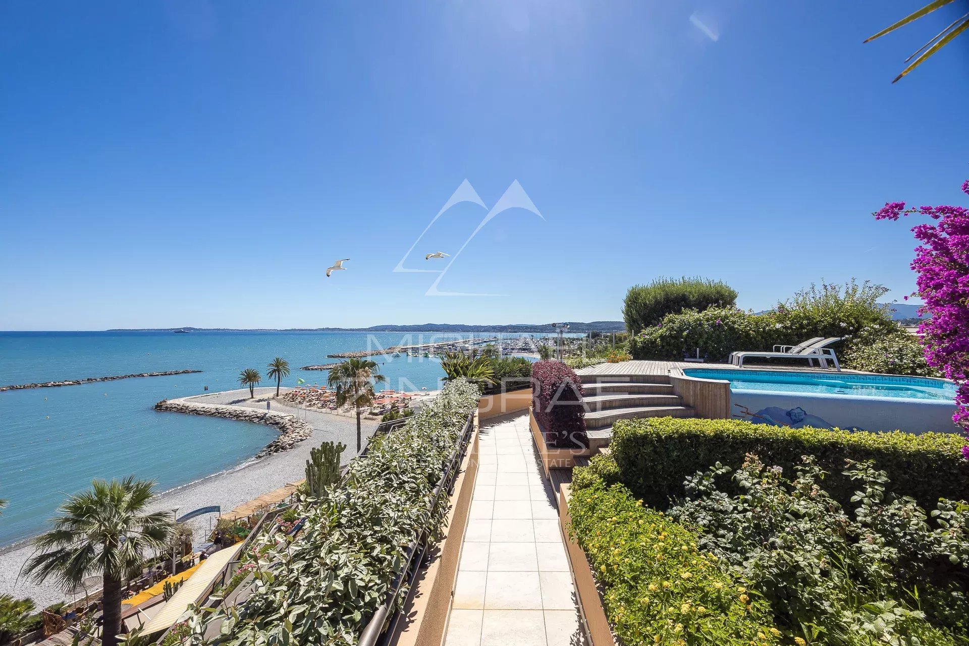 Proche Nice - Penthouse d’exception avec piscine privative face à la mer