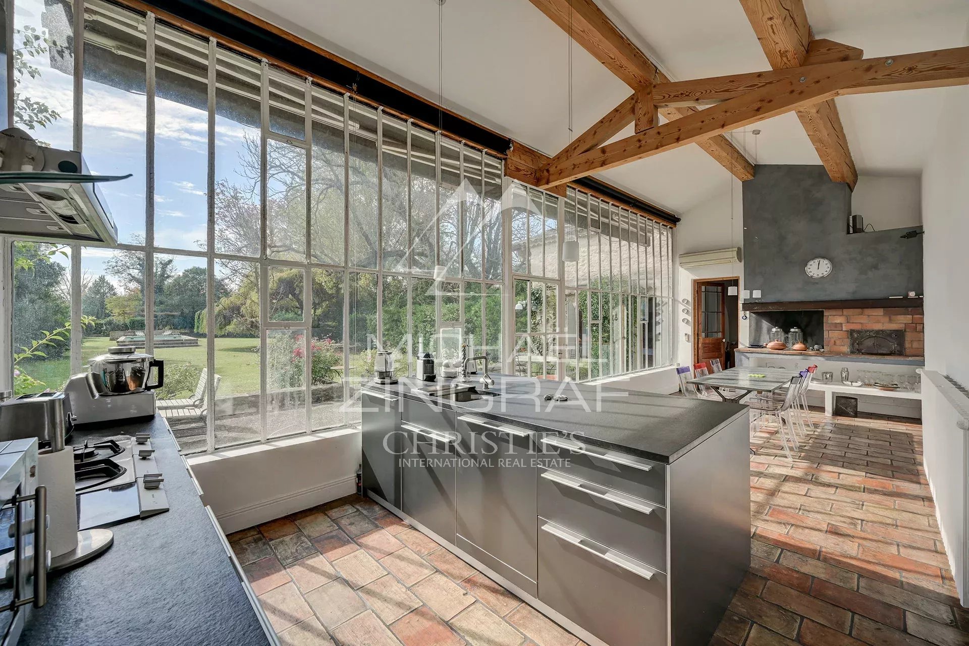 Propriété de caractère proche Avignon