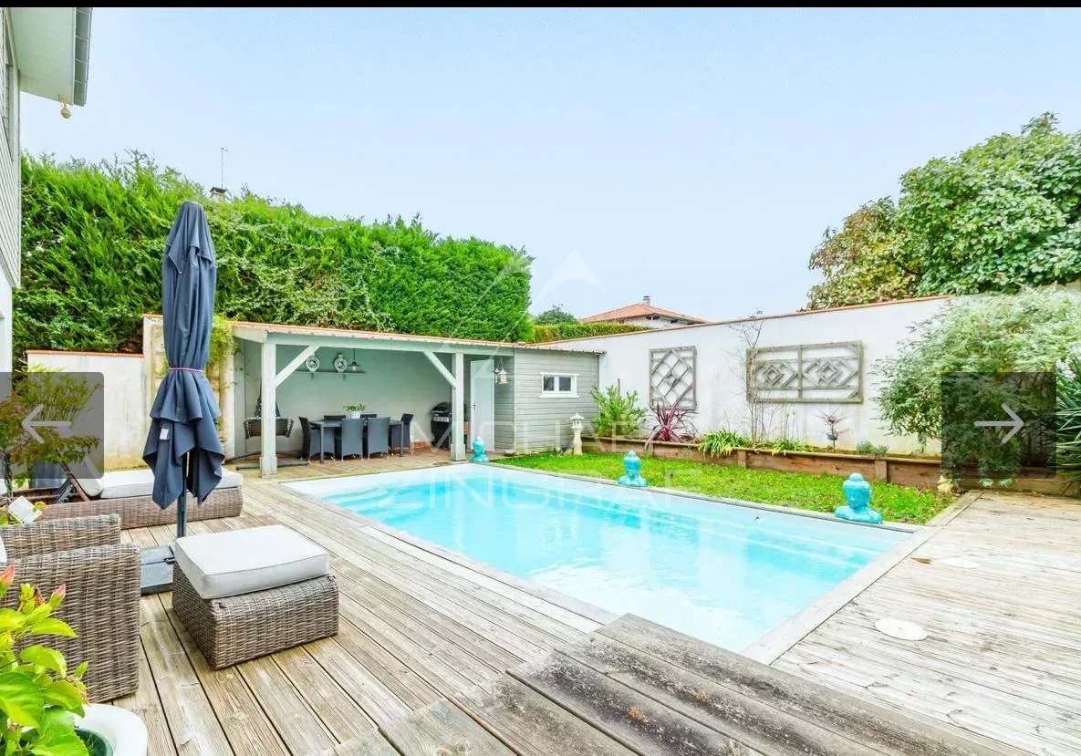 Helle 4-Zimmer-Wohnung mit privatem Pool