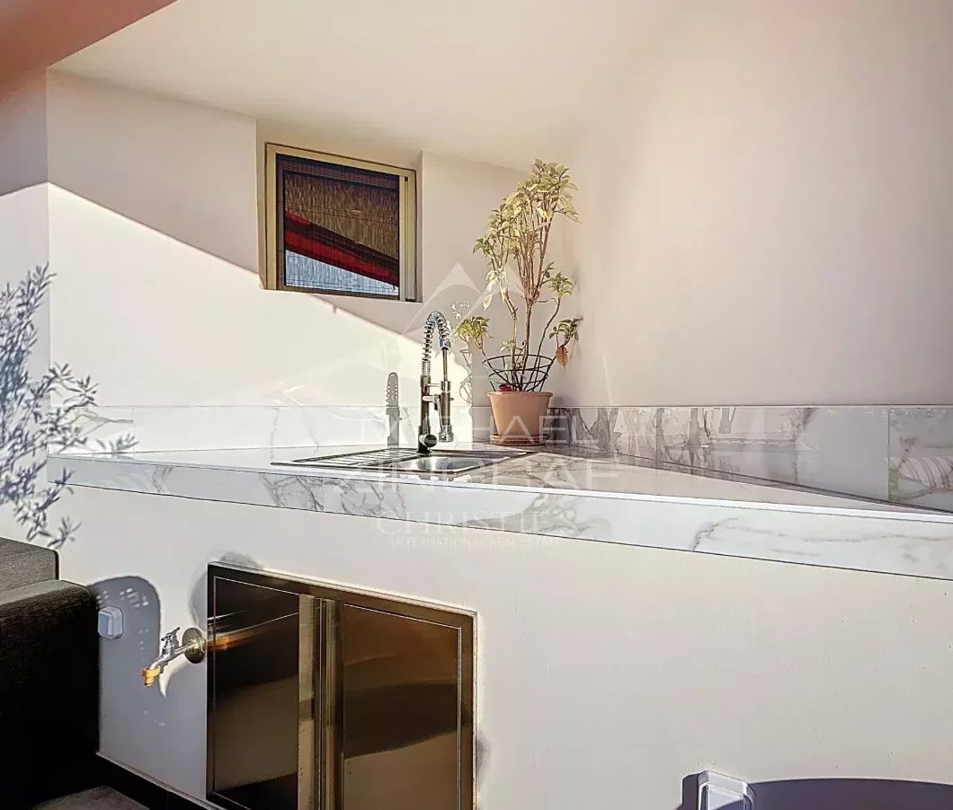 Juan-les-Pins – Außergewöhnliche Wohnung im obersten Stockwerk, großzügige Räume, Sonne und Meerblick