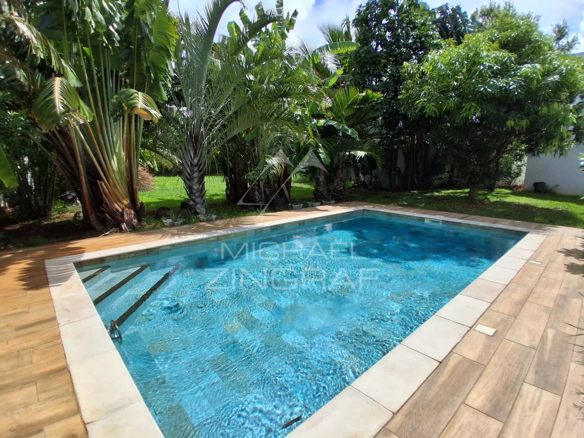 Villa familiale avec salle de sport, jardin arboré et piscine privée