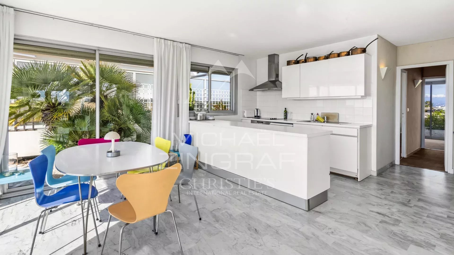 JUAN-LES-PINS – Rostagne : Villa sur le toit avec vue mer panoramique