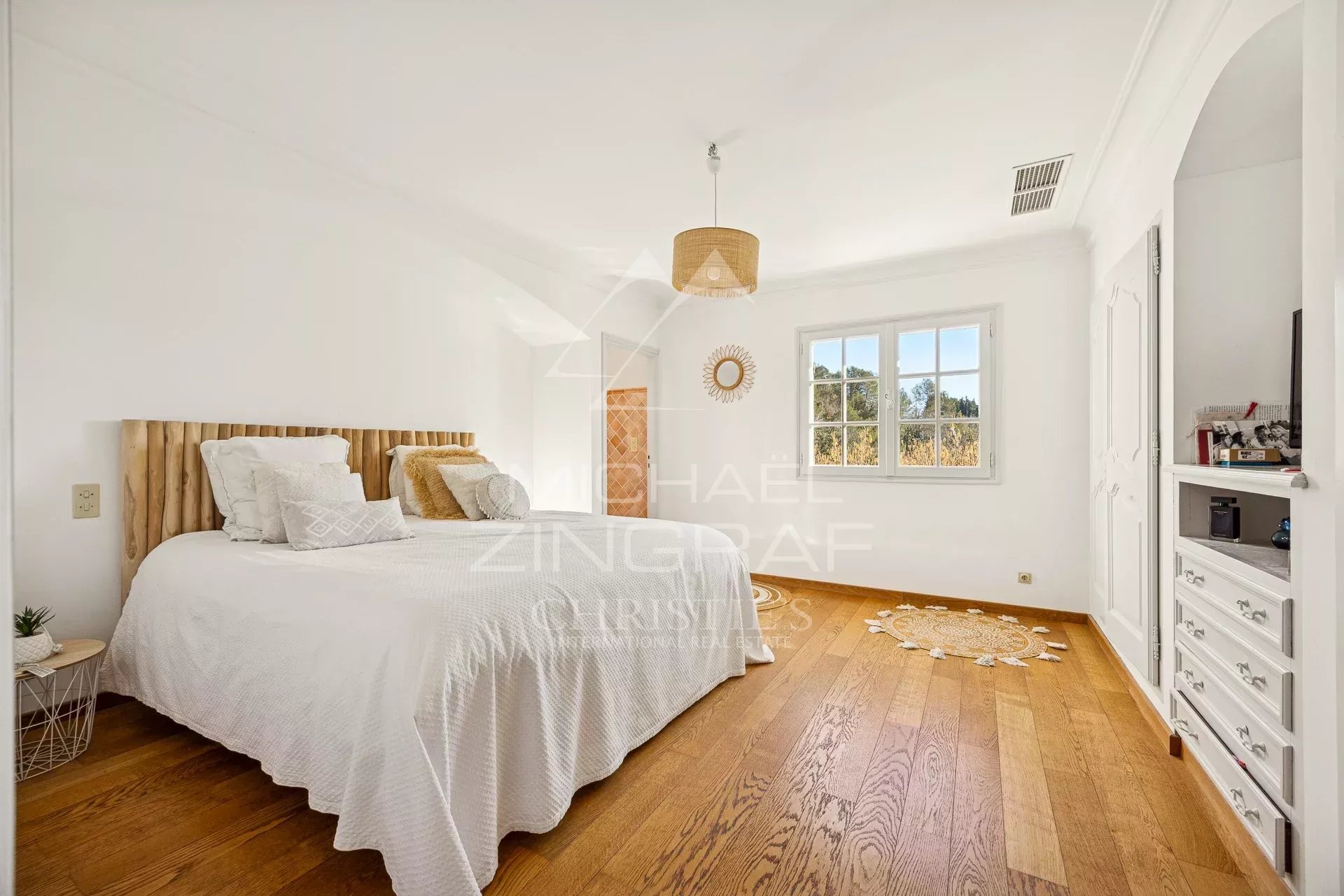 Charming Renovated Property with Guest Suites and Wellness Area