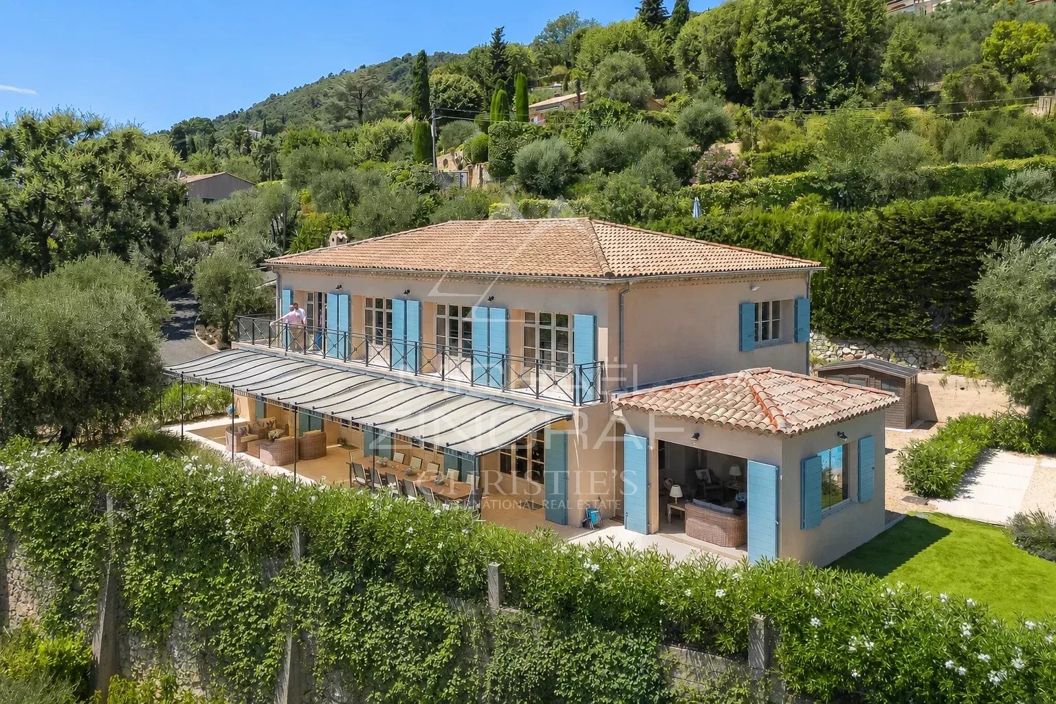 Villa familiale avec vue panoramique dans un domaine résidentiel