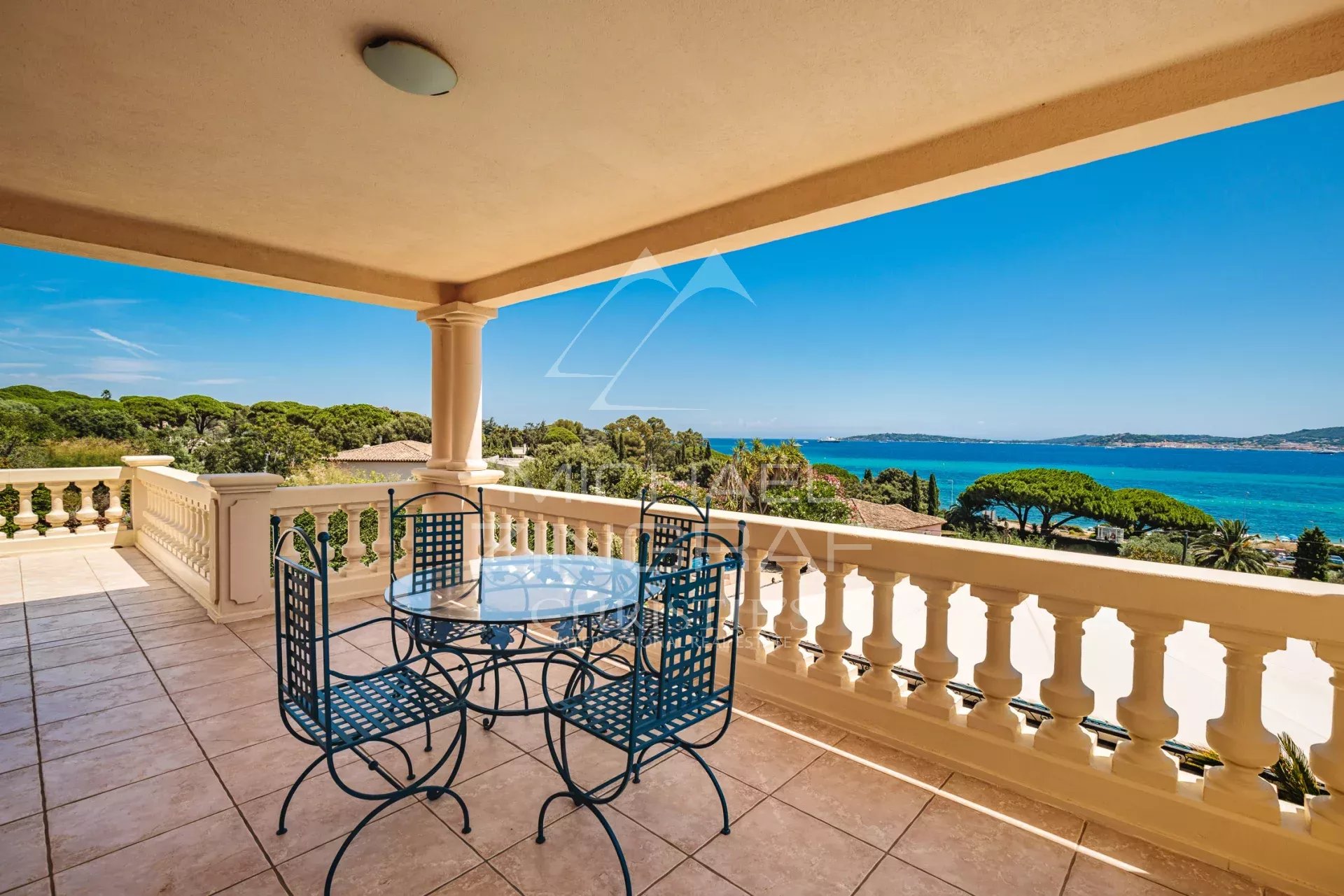 Villa with panoramic sea view over the village of Saint-Tropez