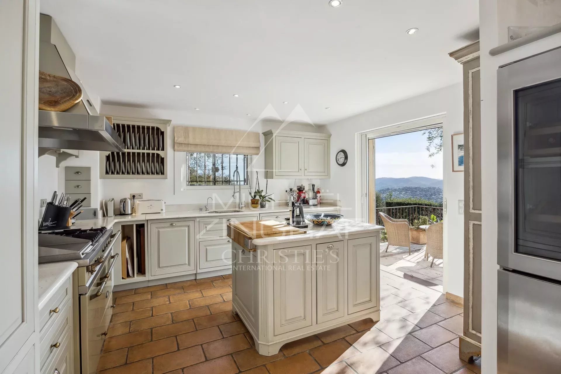 Elegante  Villa position dominante avec vue mer et oliveraie