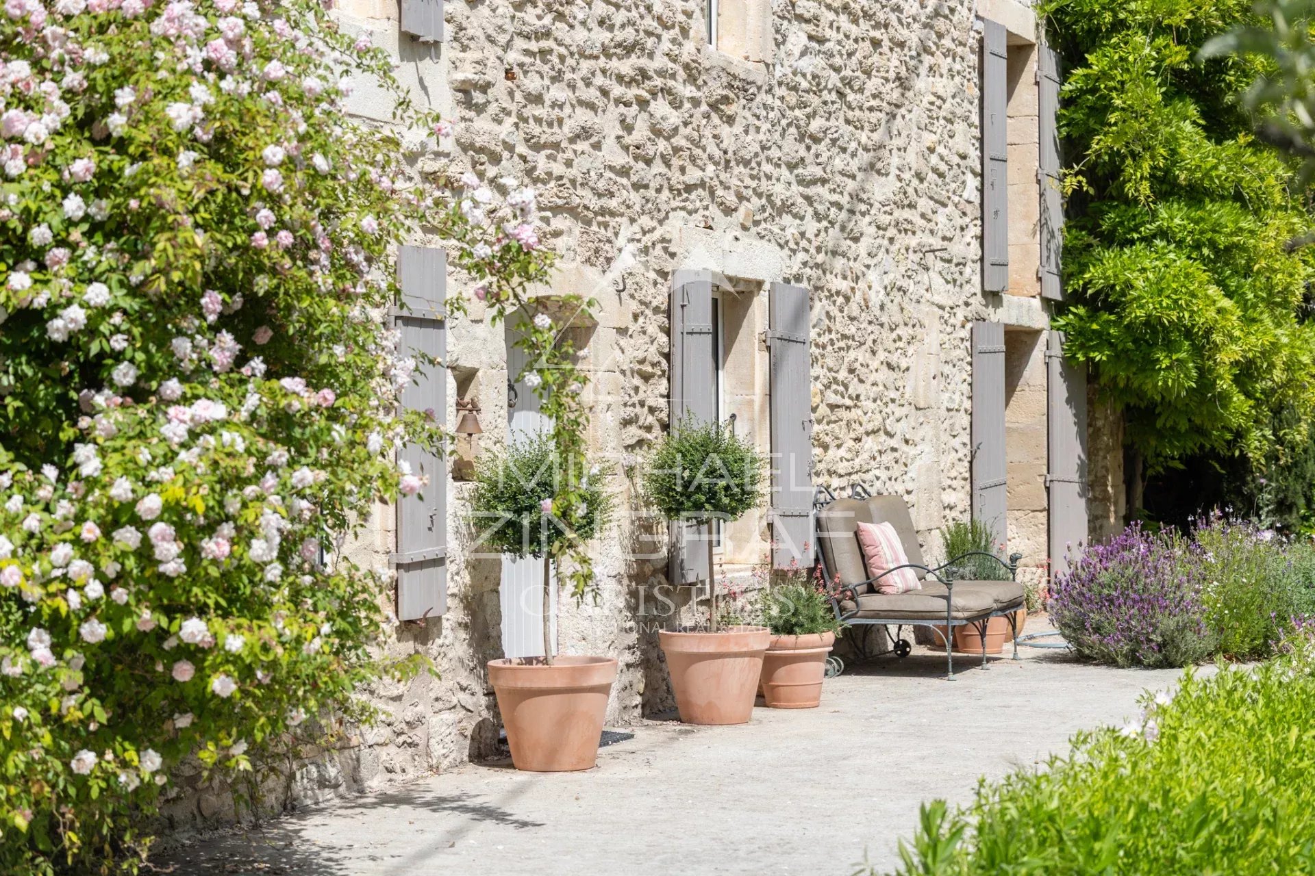 Provenzalisches Steinhaus, umgeben von Olivenbäumen, in Saint-Rémy-de-Provence