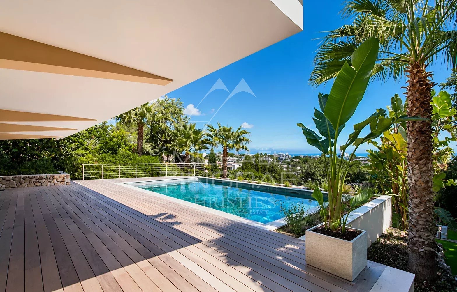 SPLENDID RENOVATED CONTEMPORARY VILLA OF 320 SQM LOCATED IN A PRIVATE ESTATE