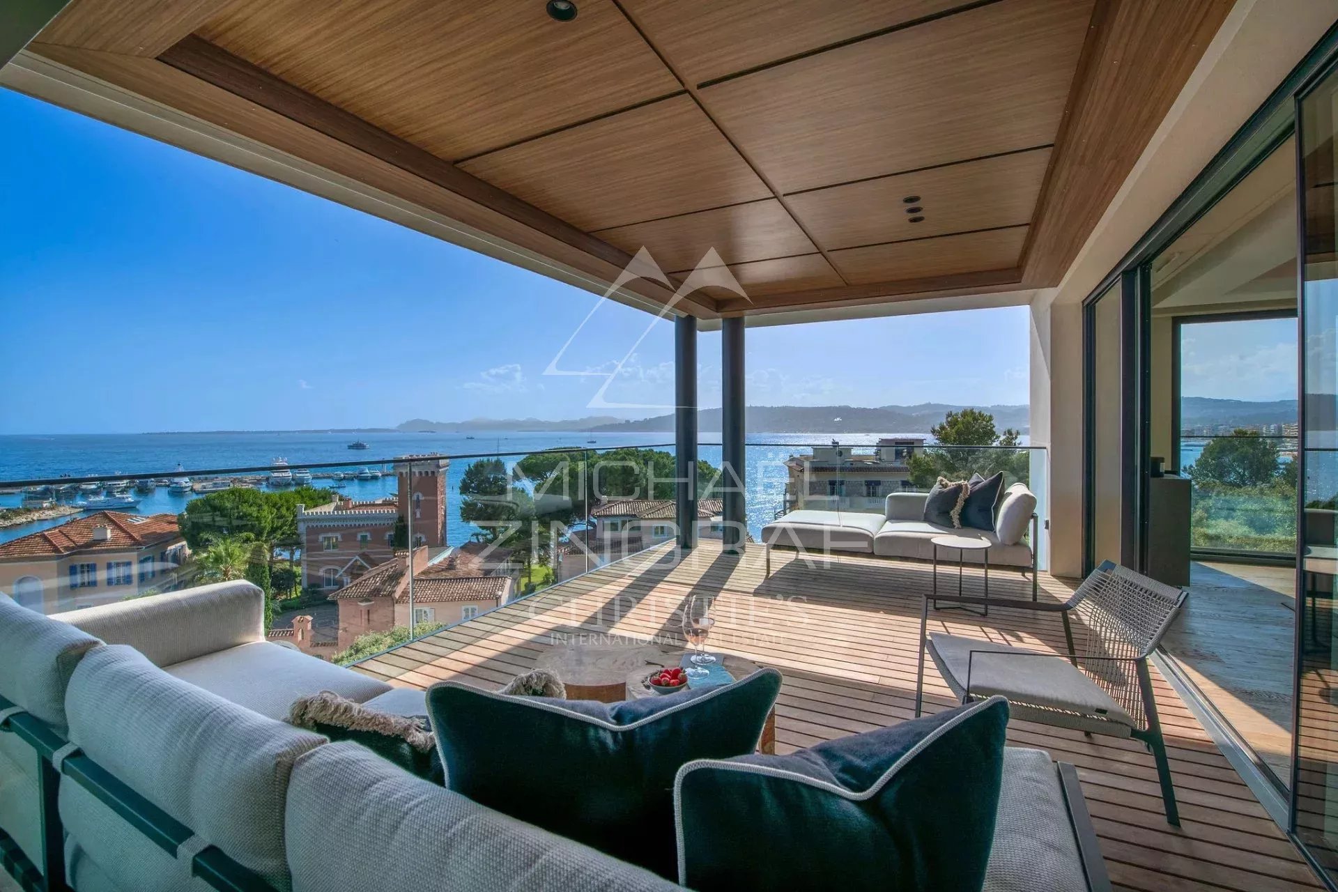 CAP D’ANTIBES – Appartement au dernier étage avec vue mer panoramique