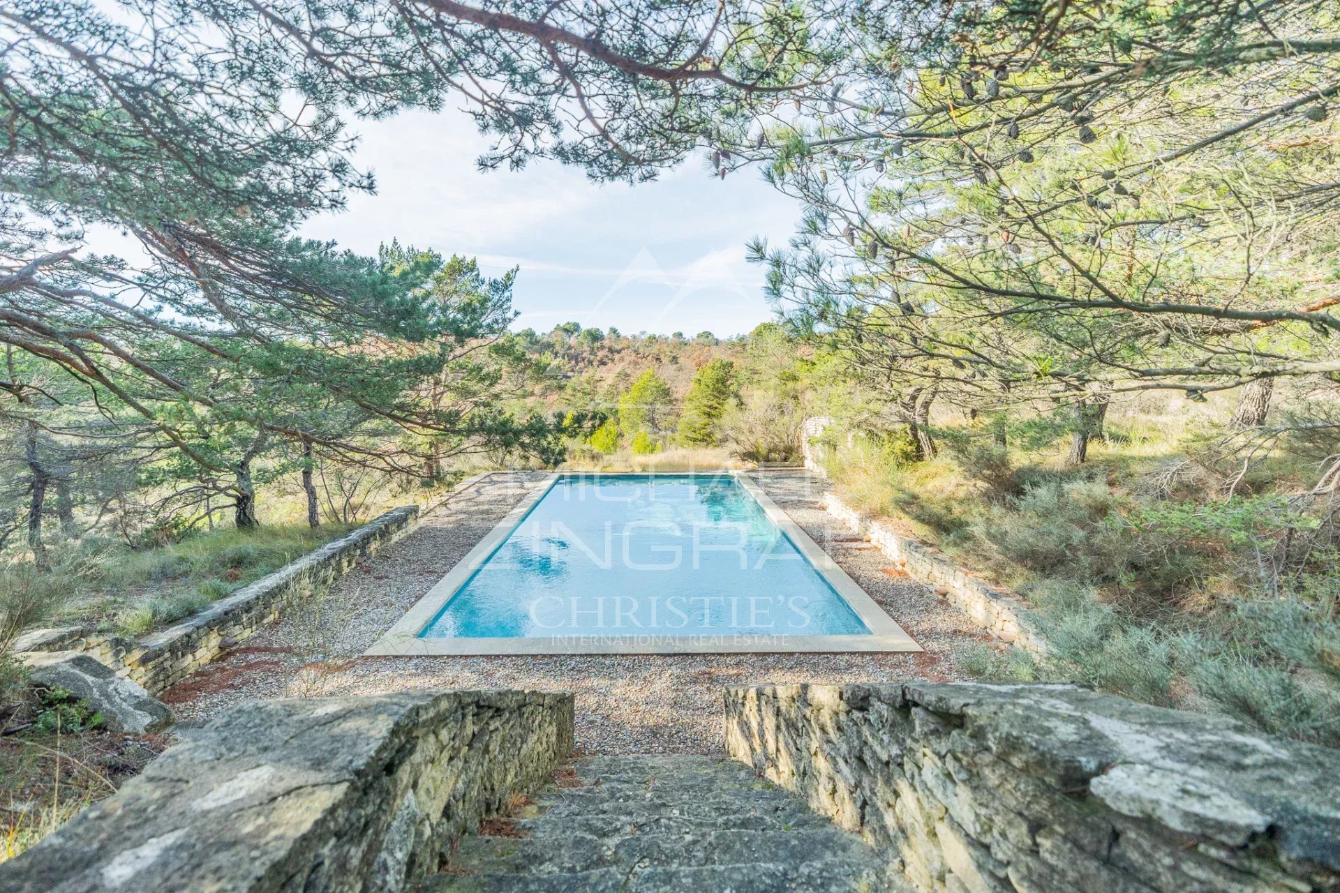 Steinhaus mit Pool und außergewöhnlicher Aussicht