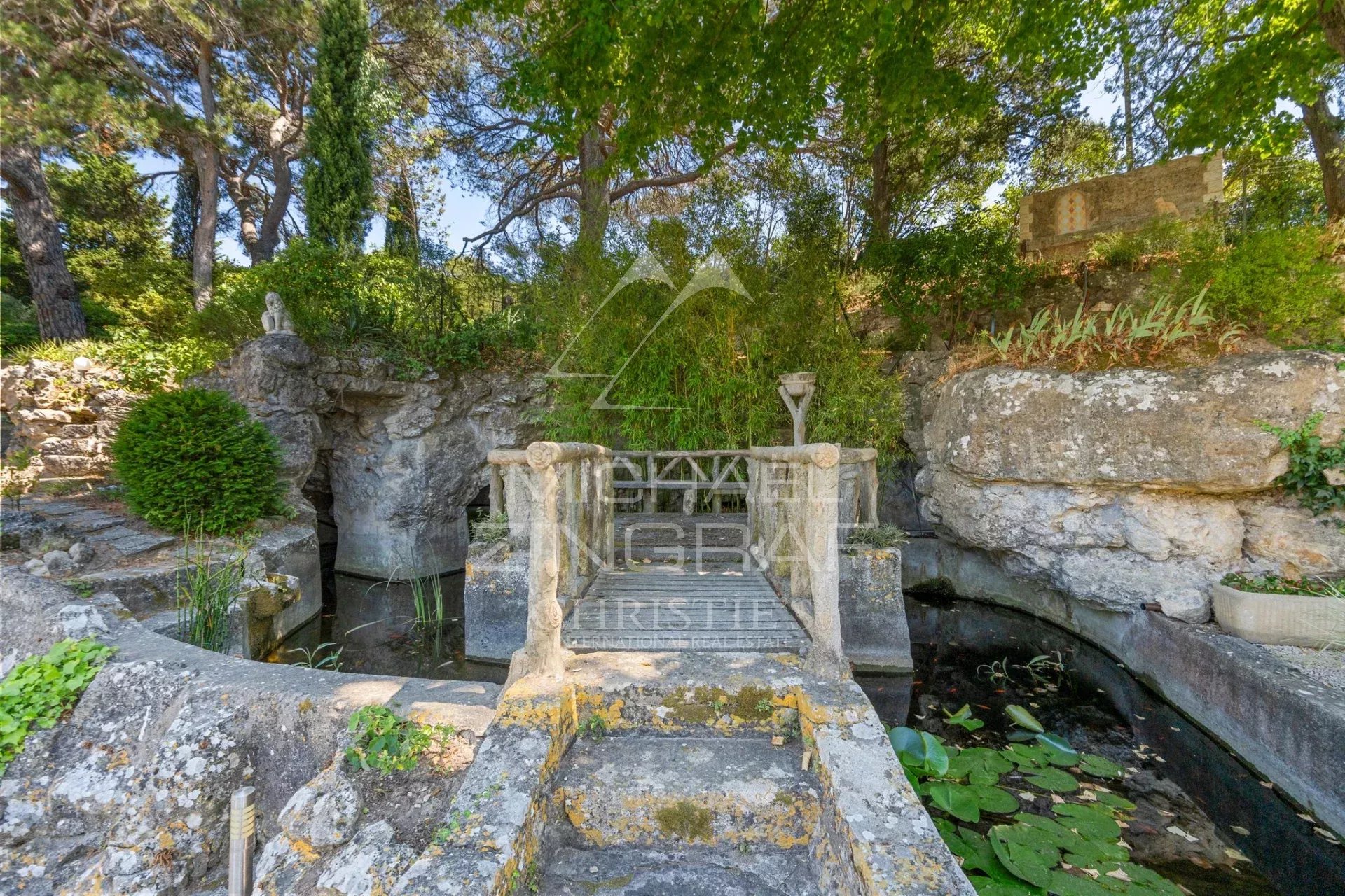 IN DER NÄHE VON AIX-EN-PROVENCE - BÜRGERLICHES HERRENHAUS