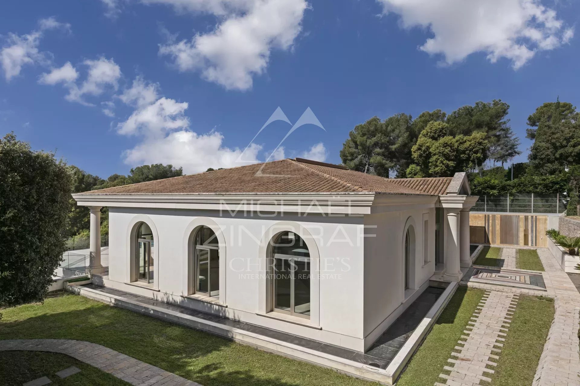 Biot : Propriété unique de plus de 1 300m² avec vue mer