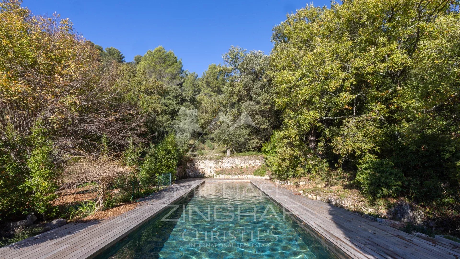 Villa Contemporaine Rénovée au Cœur de l’Arrière-Pays Cannois