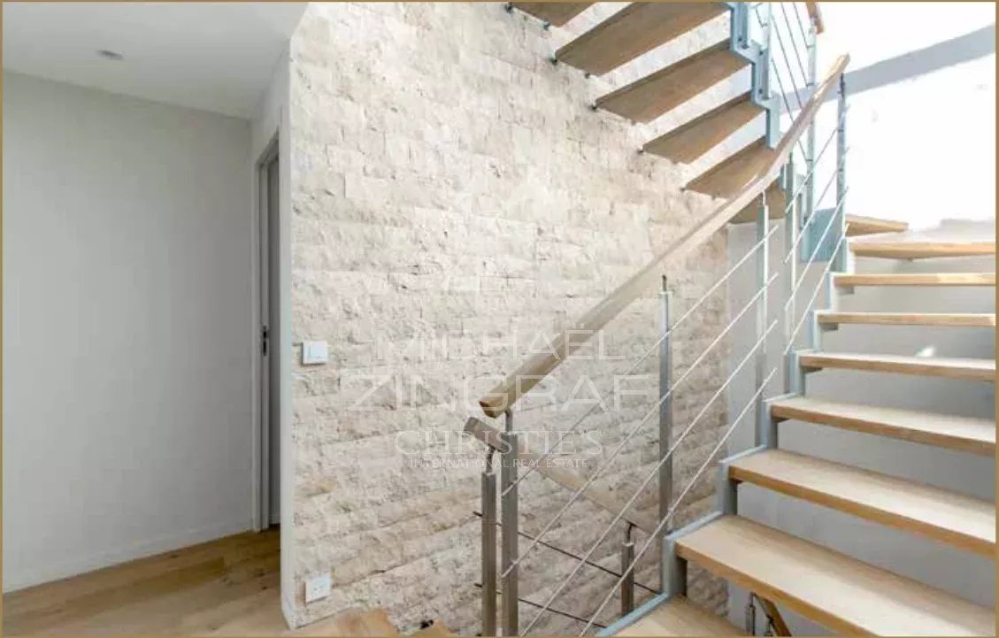 SPLENDID RENOVATED CONTEMPORARY VILLA OF 320 SQM LOCATED IN A PRIVATE ESTATE