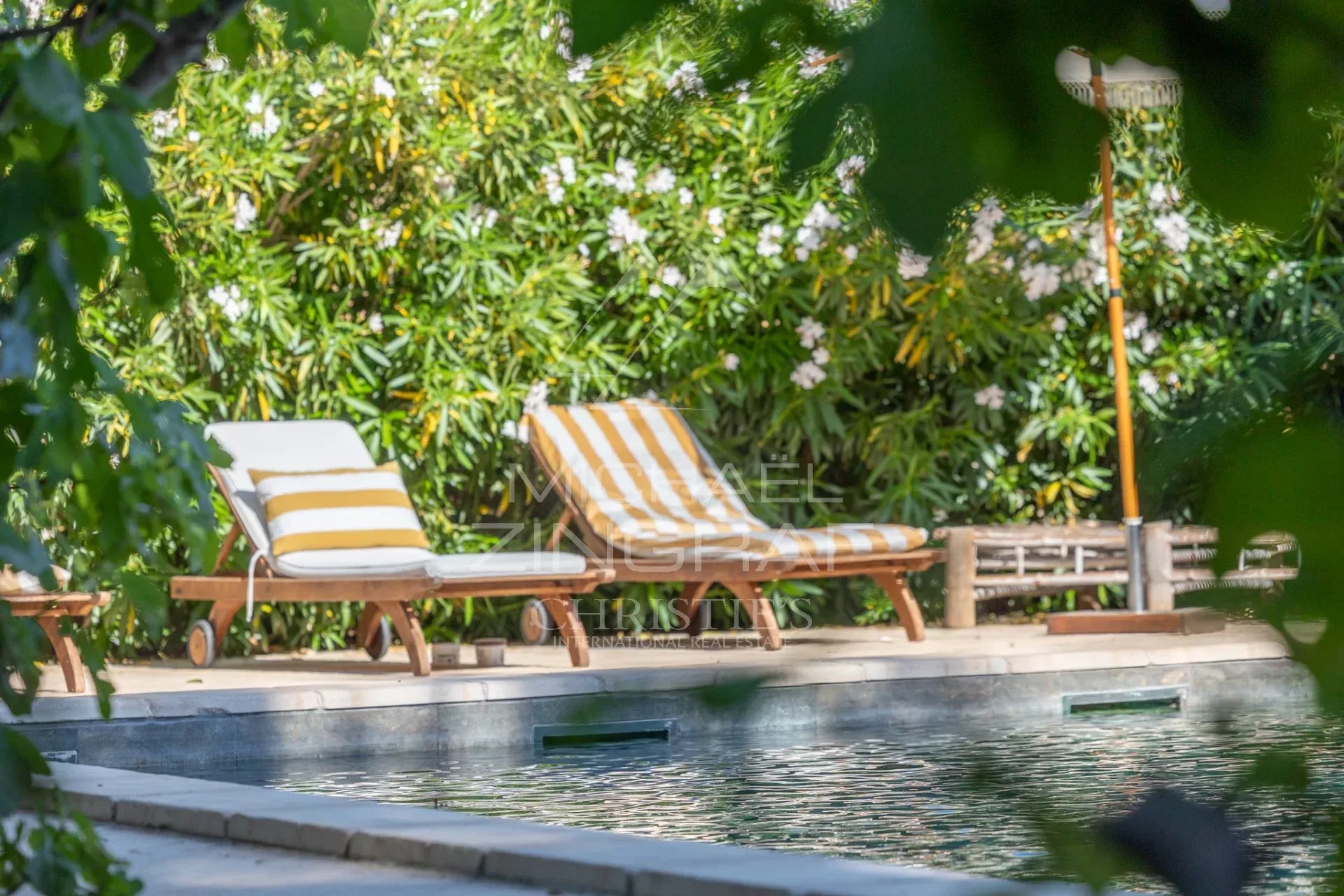 Exclusive : An exceptional 18th-century country house on the outskirts of L’Isle-sur-la-Sorgue, set on 6.3 hectares of grounds and featuring a prestigious reception hall