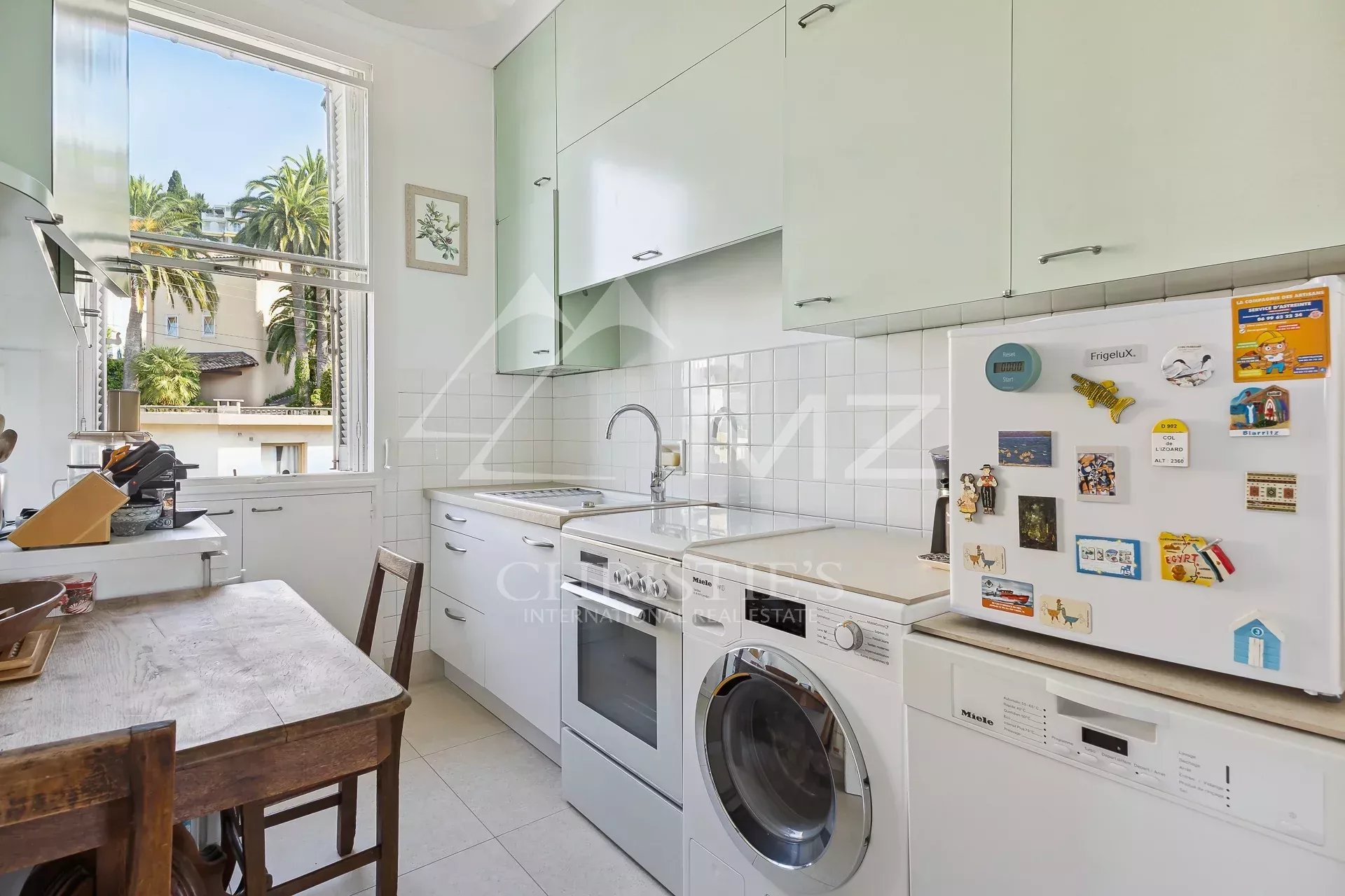 In der letzten Etage herrlicher Blick auf das Meer und Estérel