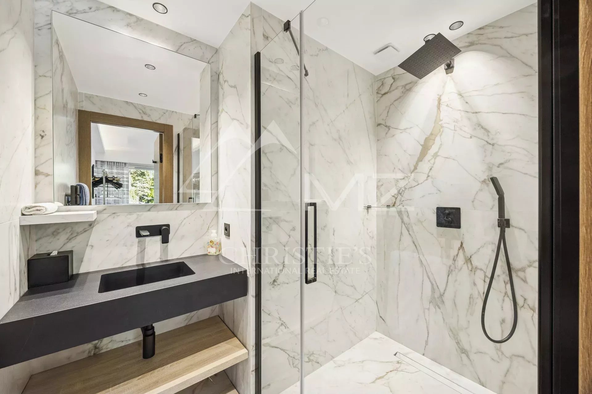 Exceptional top floor apartment