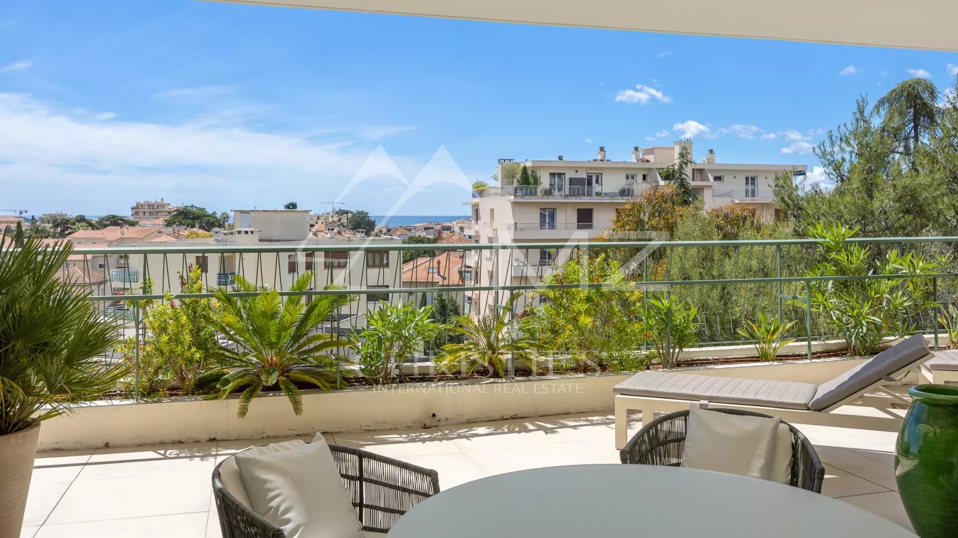 SOLE AGENT: 15 minutes walk from the city center, discover this exceptional roof villa