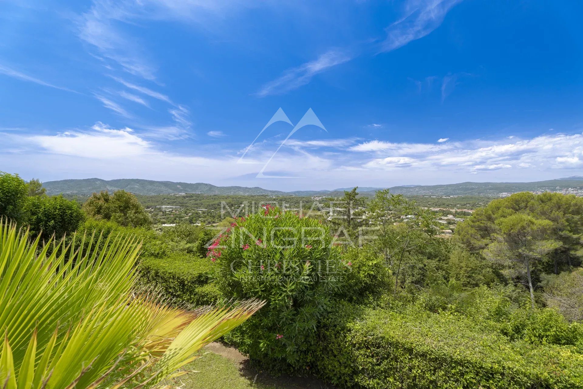 Joint  sale agent : Villa in an elevated position in Mougins