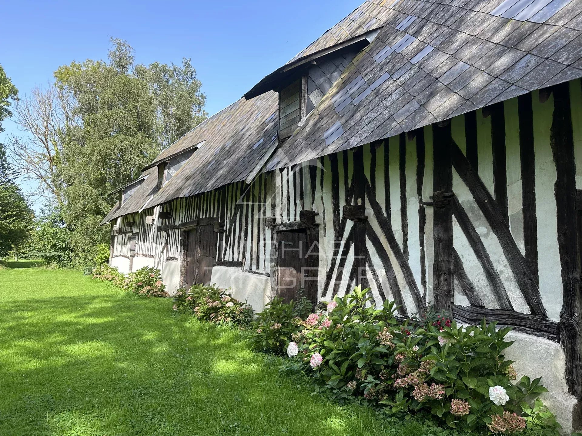 Manoir et dépendances a proximité de la mer