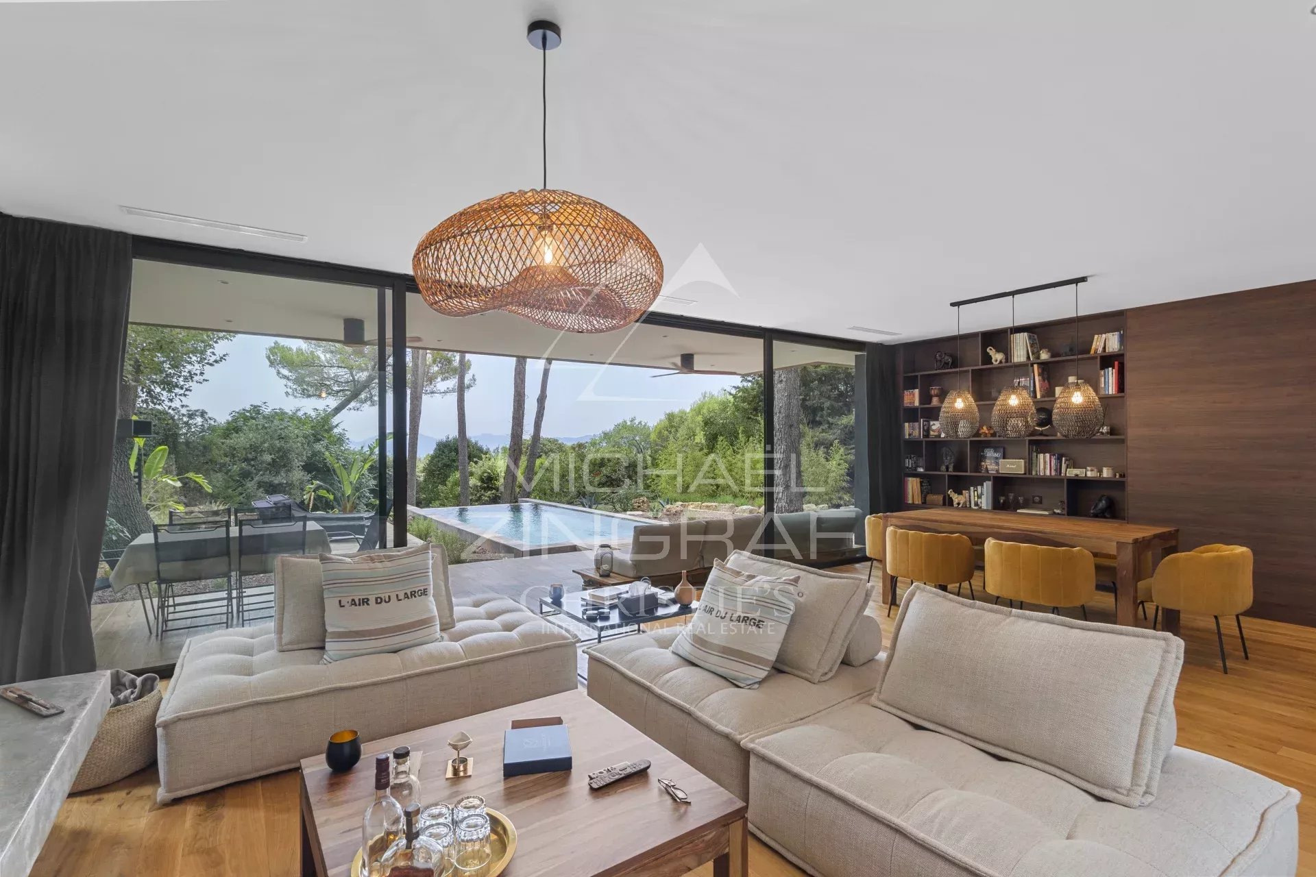 Elegant Contemporary Villa – Panoramic Views