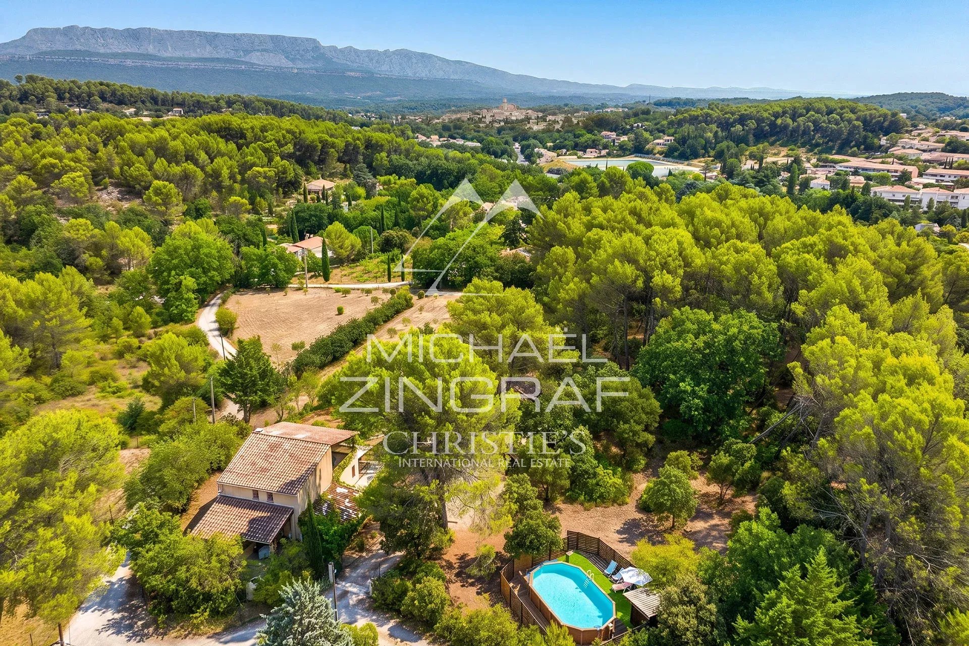 A 14 km d'Aix en Provence, maison familiale avec deux logements, oliveraie