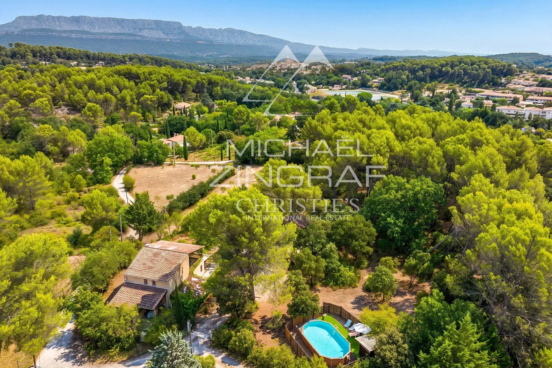 A 14 km d'Aix en Provence, maison familiale avec deux logements, oliveraie