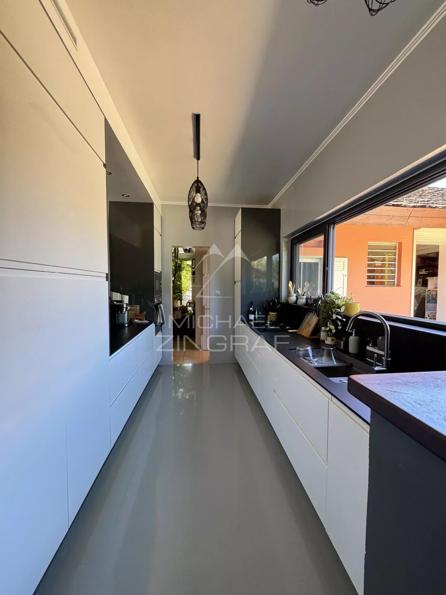 Exceptional Villa in a Secure Estate in Saint-Gilles-les-Bains