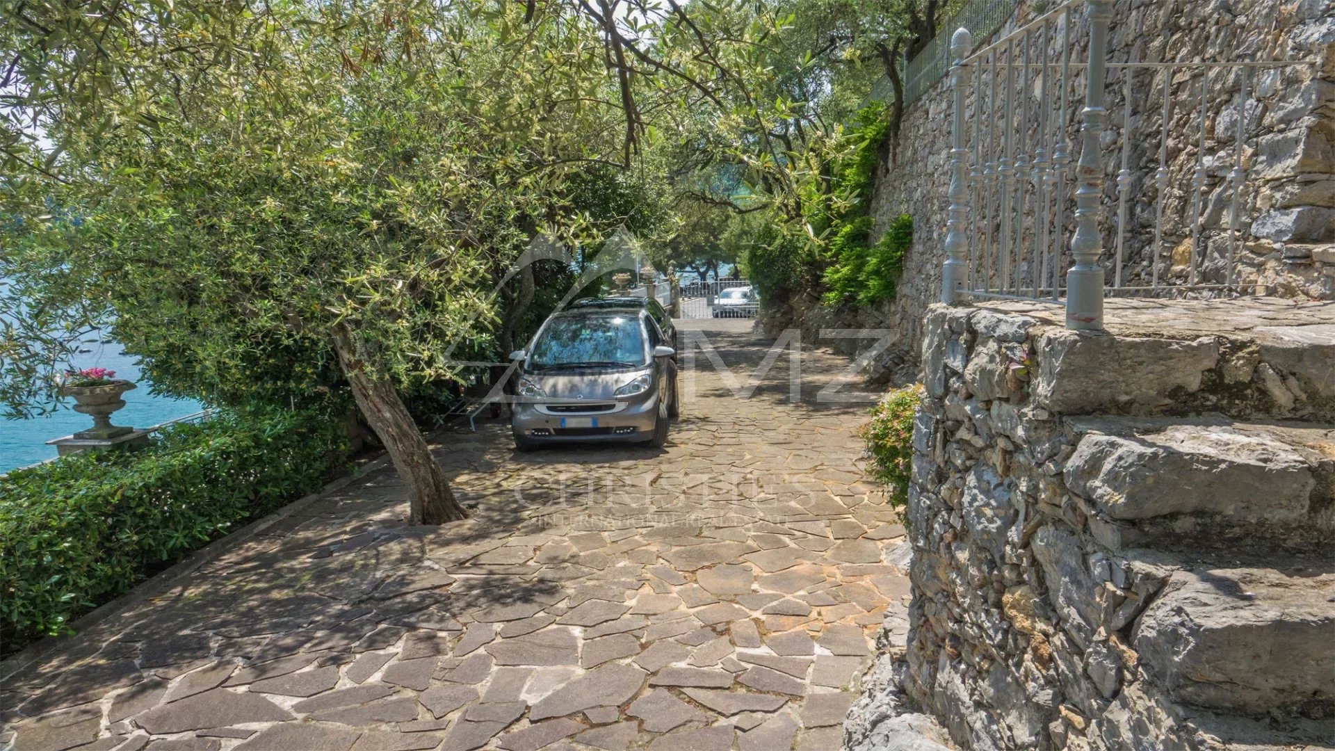 Villa historique de prestige avec dépendances, piscine et parkings, sur l'eau à Portovenere